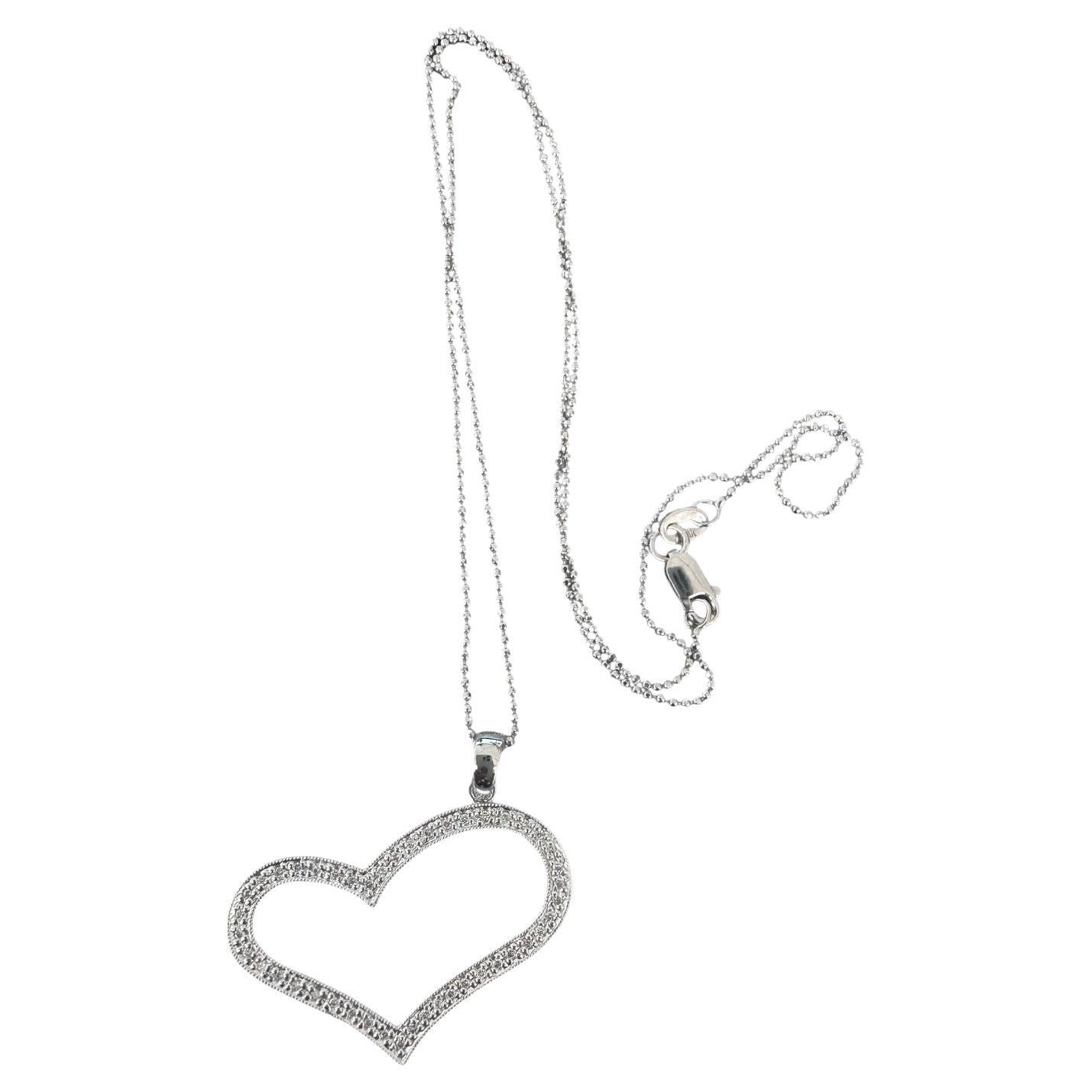 Il cuore aperto con pavé di diamanti misura 1 x 0,75 pollici. La catena è da 18 pollici con taglio a diamante. 
peso di 4,90 grammi

Oro 14kt e rodio  Realizzato con precisione e cura, questo ciondolo presenta uno splendido design a cuore aperto