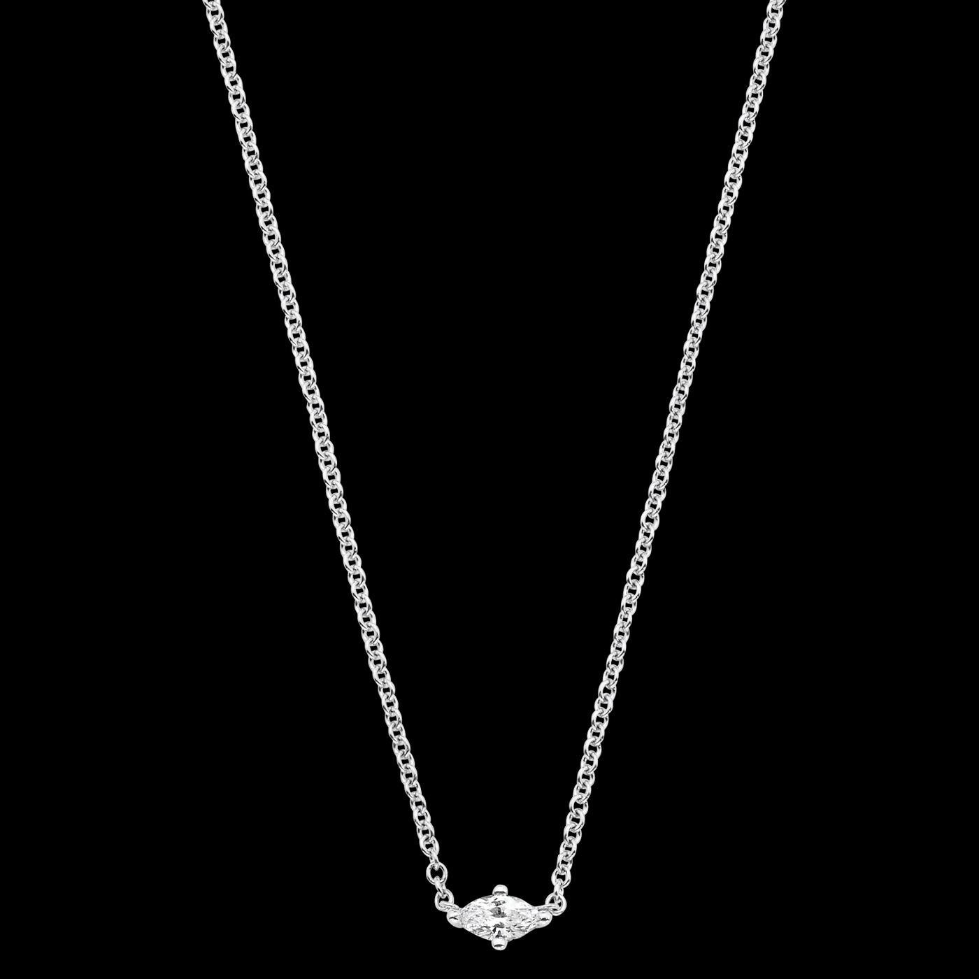 Il diamante incastonato al laser in oro bianco 14K è attaccato a una catena lunga 16 pollici. Questo bellissimo diamante è a forma di marquise, fissato da un anello in oro bianco su entrambi i lati e sospeso dalla catena. Il diamante è di 0,55