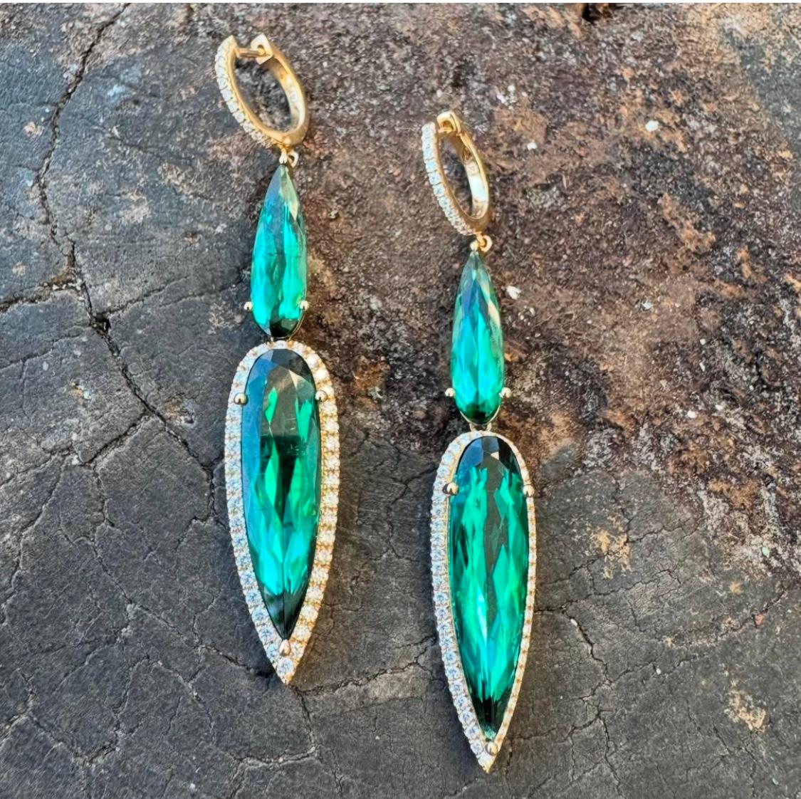Favolose bellezze di diamanti e tormaline, che fanno bella mostra di sé...! Perfetto per tutti i giorni 