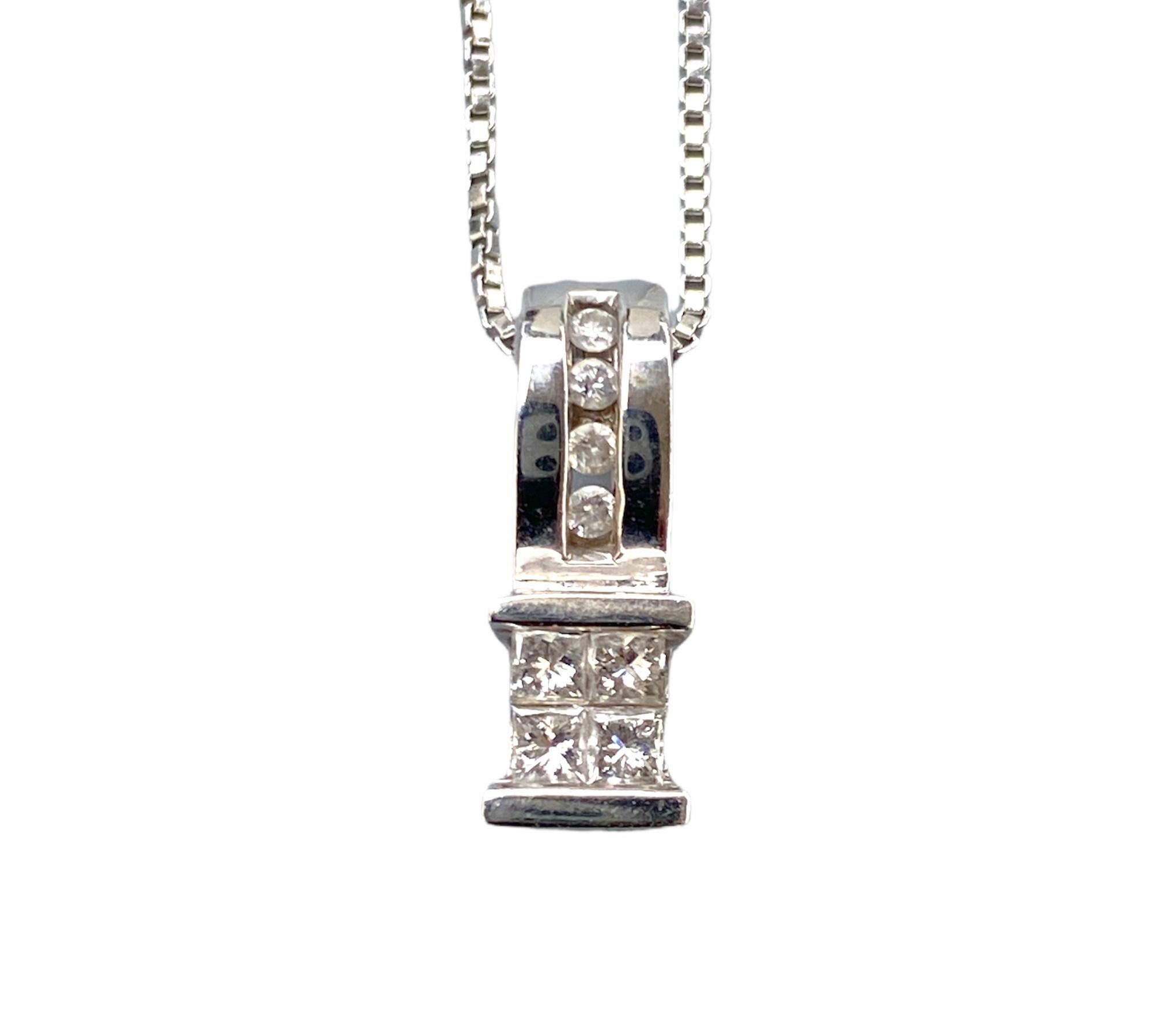  Collana con ciondolo invisibile di diamanti in oro bianco 14 carati
I diamanti sono incastonati uno accanto all'altro in uno stile invisibile. 
I diamanti da 1/3 di carato sono di alta qualità con colore G e purezza VS.