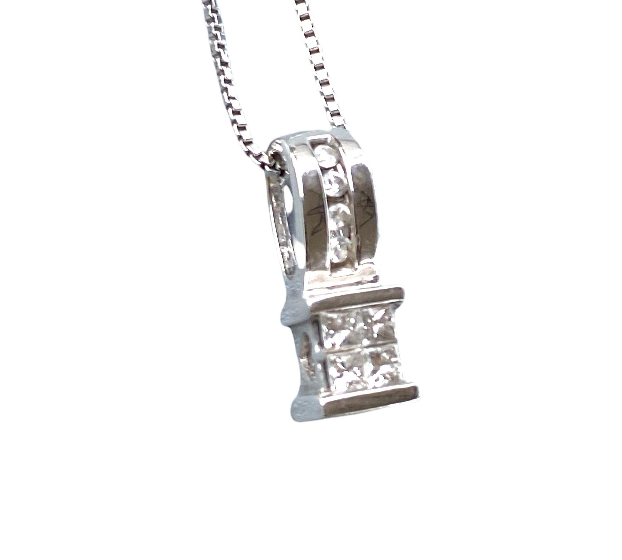 Contemporaneo Collana con ciondolo in oro bianco 14kt con diamanti taglio principessa da 1/3 di carati TW in vendita