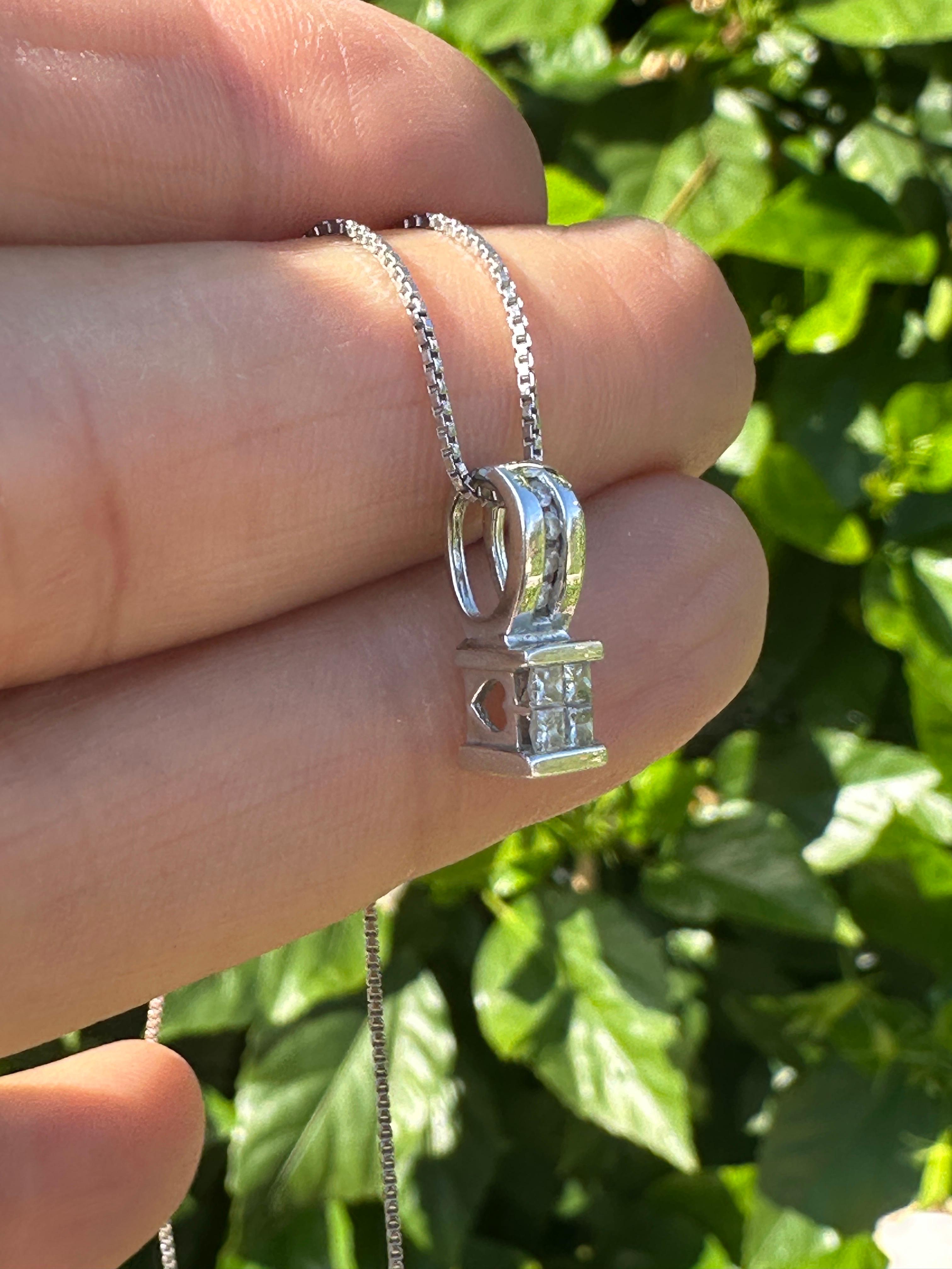 Taglio princess Collana con ciondolo in oro bianco 14kt con diamanti taglio principessa da 1/3 di carati TW in vendita