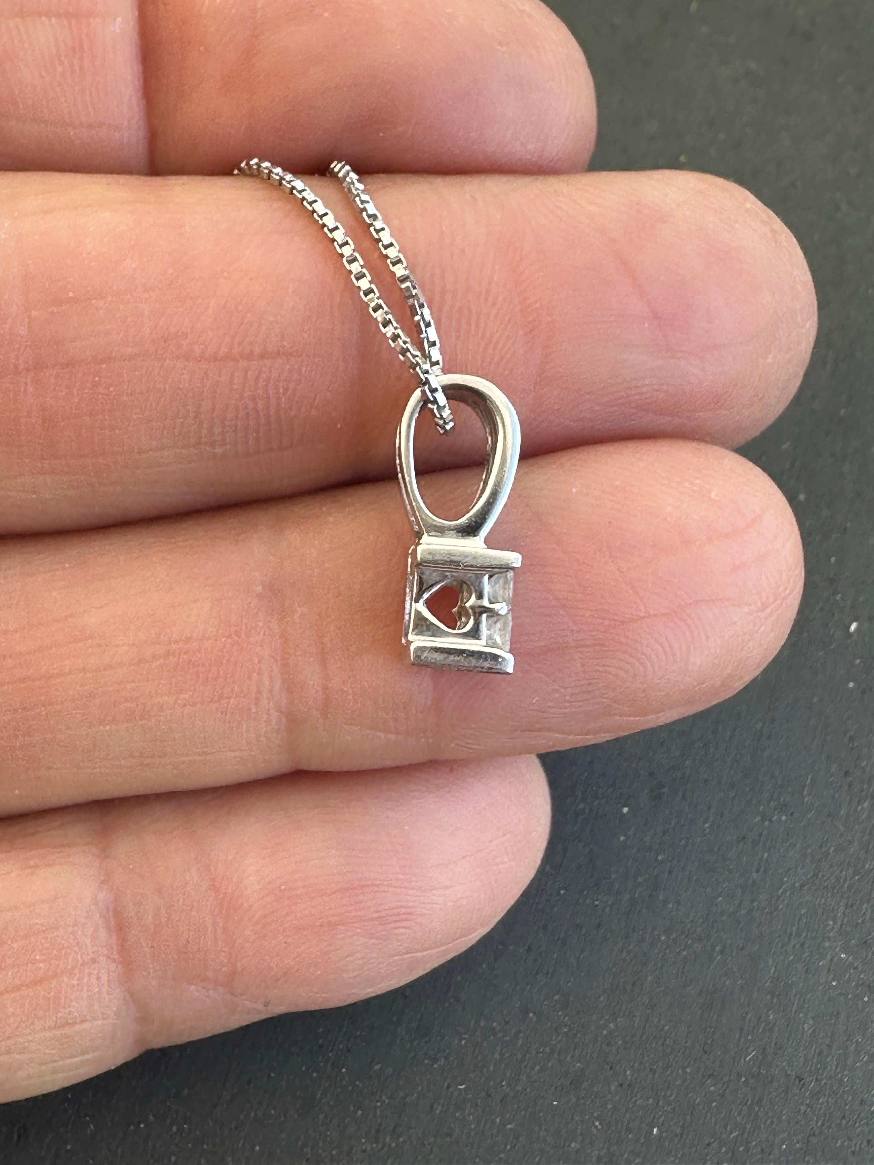 Collana con ciondolo in oro bianco 14kt con diamanti taglio principessa da 1/3 di carati TW In condizioni ottime in vendita a Laguna Hills, CA
