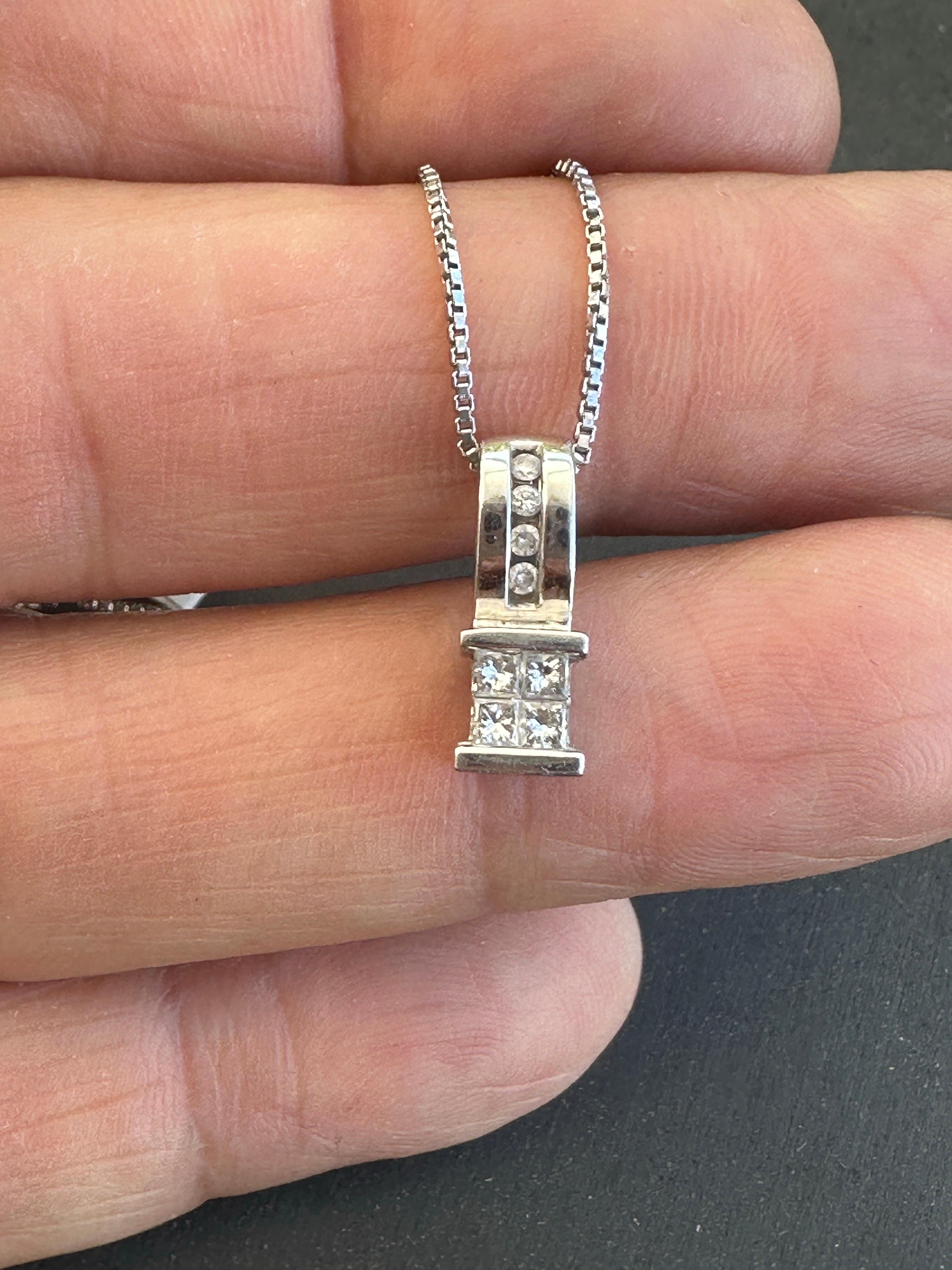 Collana con ciondolo in oro bianco 14kt con diamanti taglio principessa da 1/3 di carati TW in vendita 1