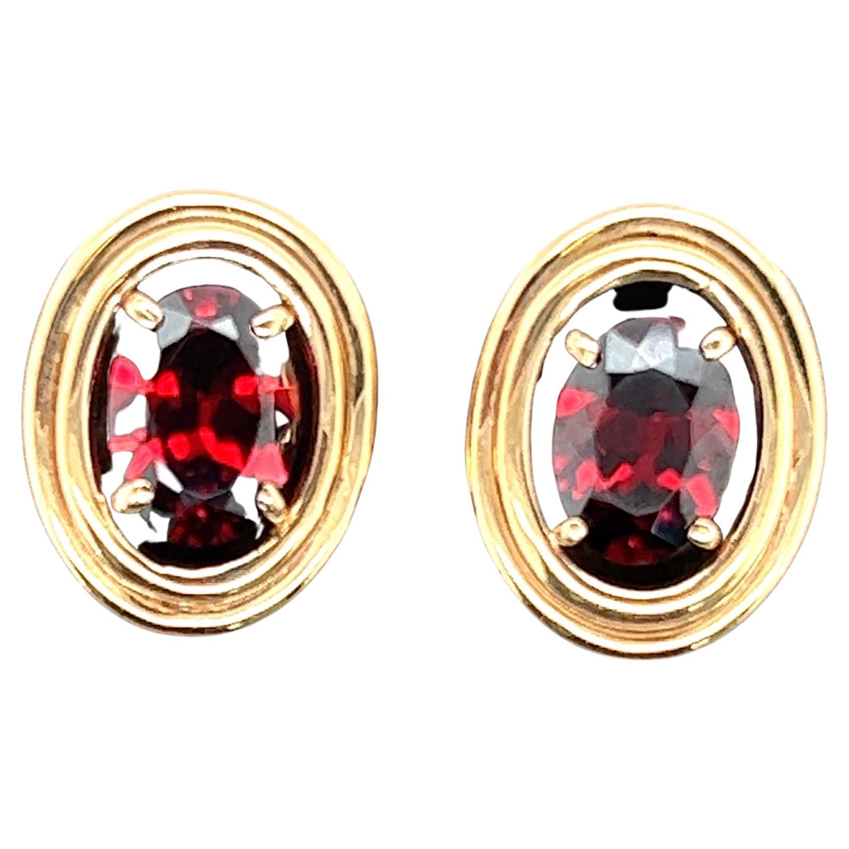 Sparkly like crazy garnet clip on earrings! The garnets in these earrings are clear and bright and sparkly! The color is gorgeous. 

The oval earrings measure .75