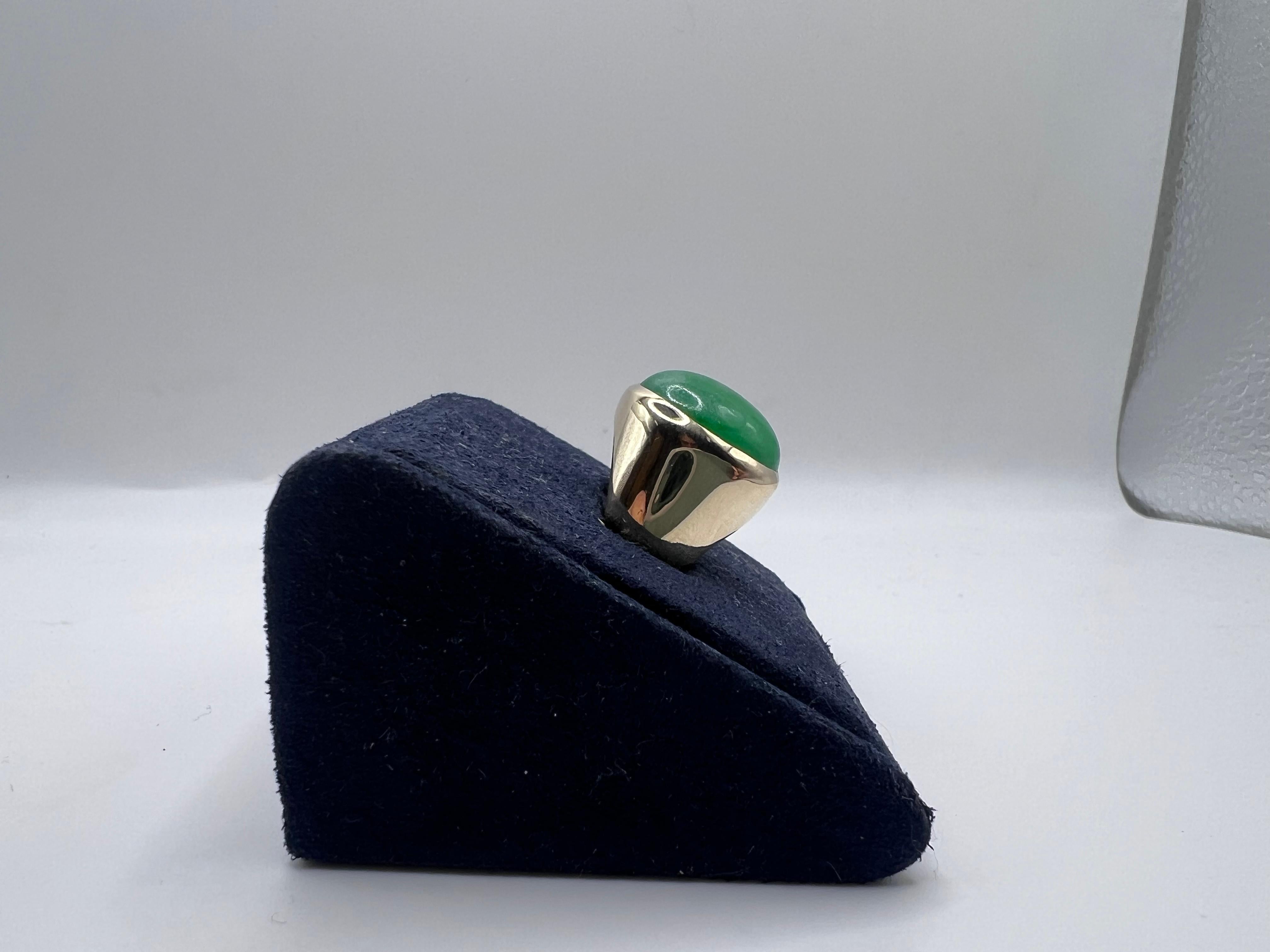 Ring aus 14 Karat Gold und Apfel-Jade (Größe 7) (Rundschliff) im Angebot
