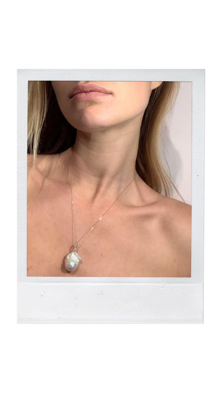 Wunderschön handgefertigt in New York mit 14kt Gelbgold und wunderschönen, einzigartigen Barockperlen. Jede einzelne Perle wird aufgrund ihrer Schönheit, ihrer Form und ihres Glanzes ausgewählt.  Der Anhänger hängt an einer 18-Zoll-Kette. Dieses