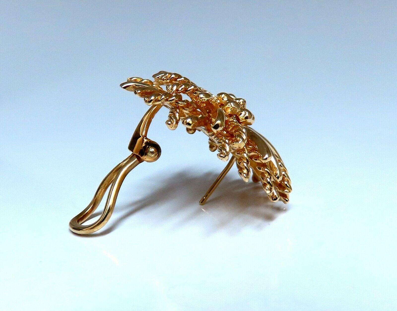 Orecchini a clip a più livelli con margherite in 3D

Misure degli orecchini:

Diametro di 1,4 pollici

Profondità: 0,31 pollici

Comode clip Omega

20,7 grammi / 14kt. Oro giallo

Gli orecchini sono bellissimi