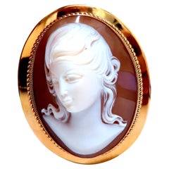Broche en or 14 carats avec camée, 1969*