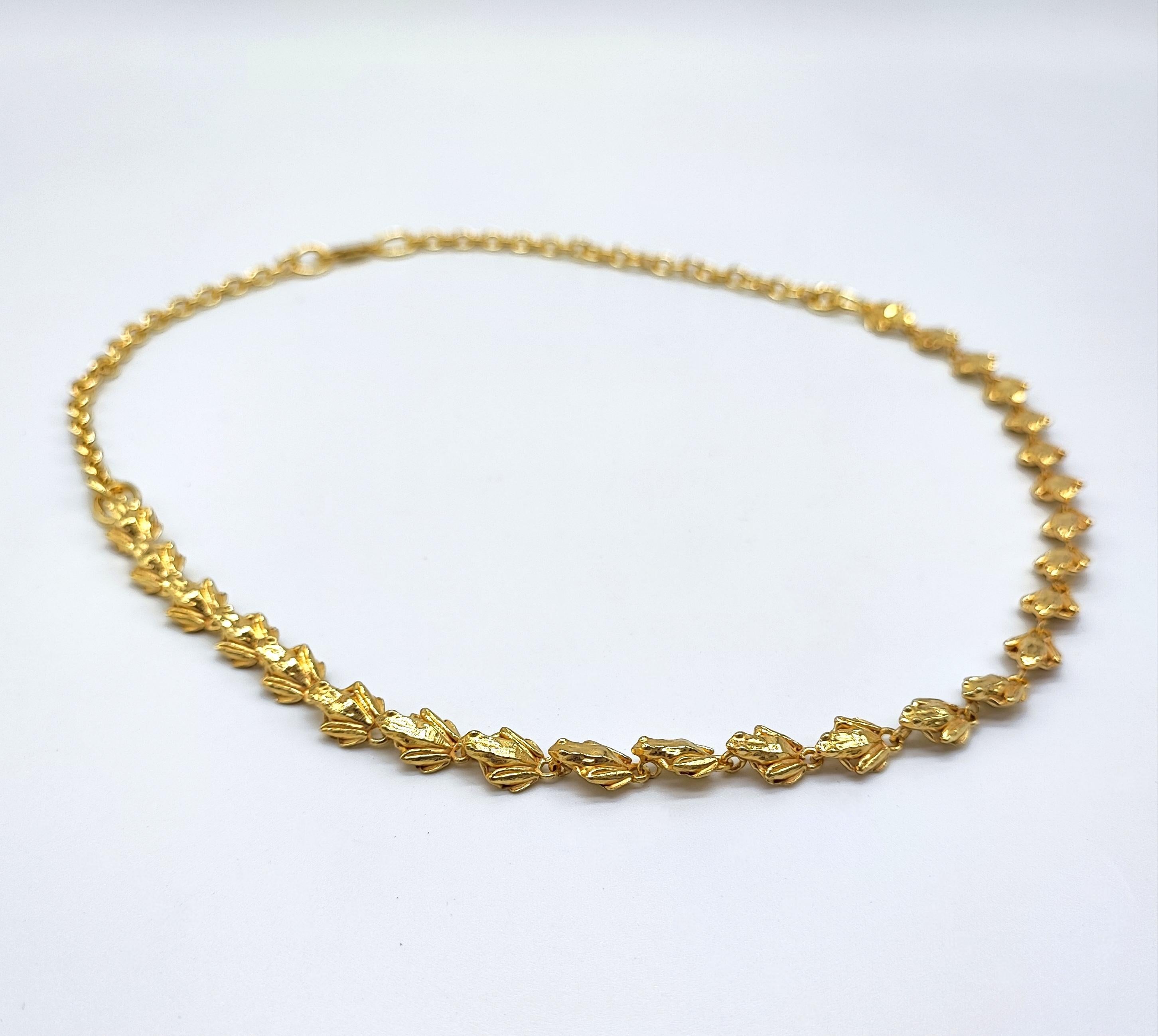 Important choker in solid 14kt yellow gold.

Necklace created entirely by hand by Italian artisans.

The technique is that of lost-wax microsculpture.

Tiny gold frogs follow each other and attach to each other in order to create an original and