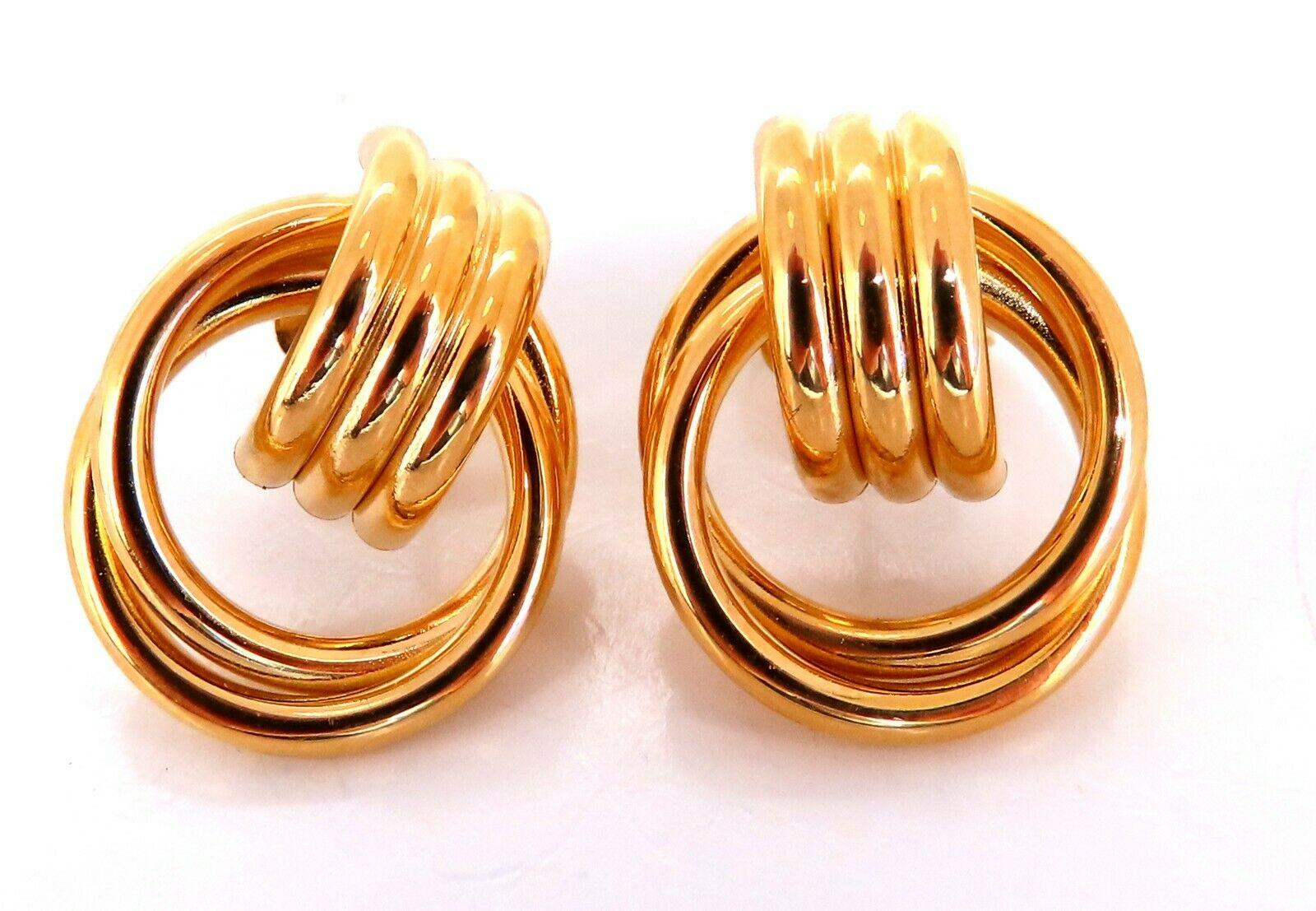Double Loop Interlocking Tubular 

Knocker Textured Clip Earrings

Measurements: 

17 x 22mm

Depth: 7mm

Comfortable butterfly pierce

5.7 grams / 14kt. Yellow Gold

Earrings are gorgeous made