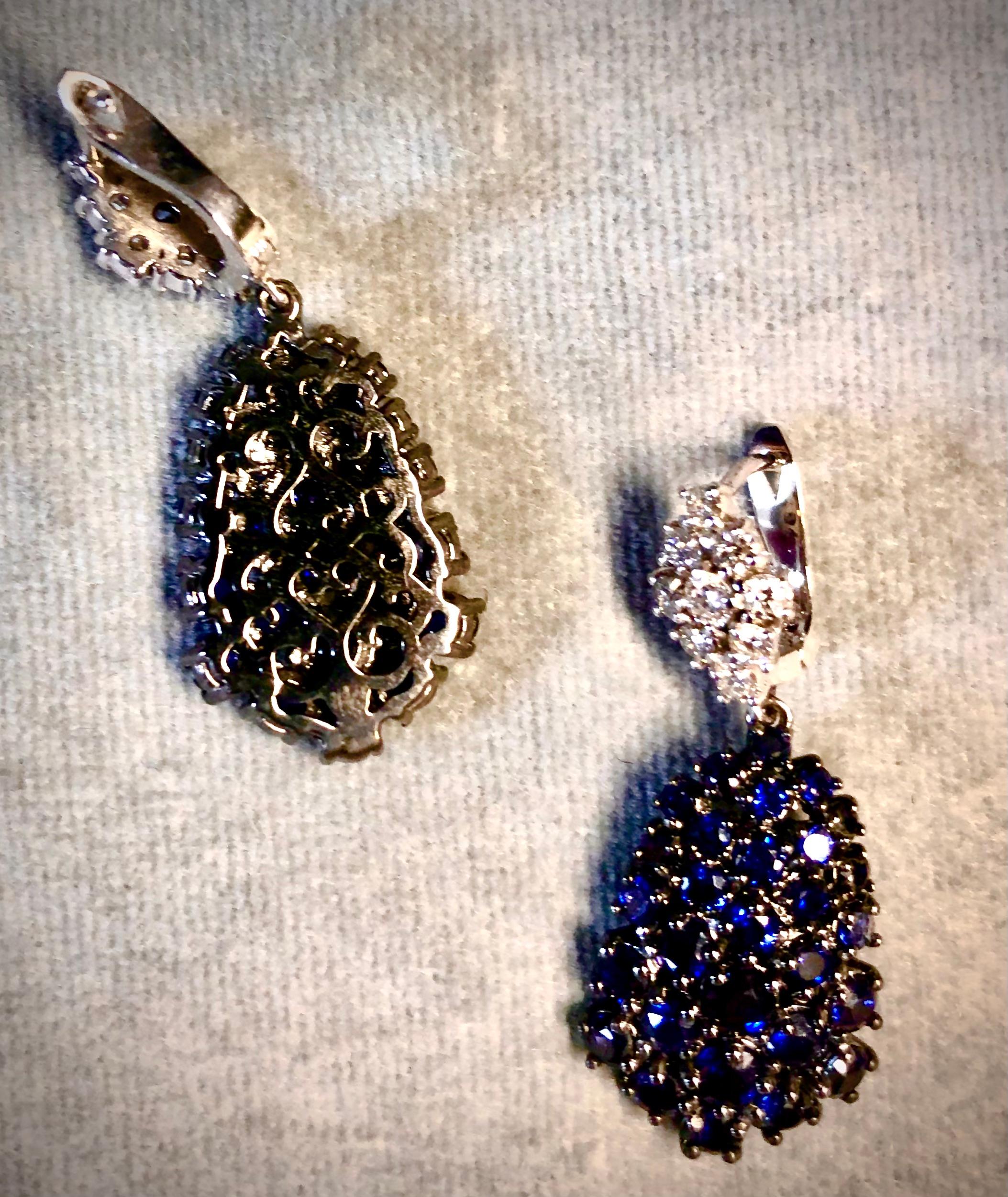 Contemporain Boucles d'oreilles en or 14kt. diamant et saphir bleu profond de taille ronde et brillante en vente