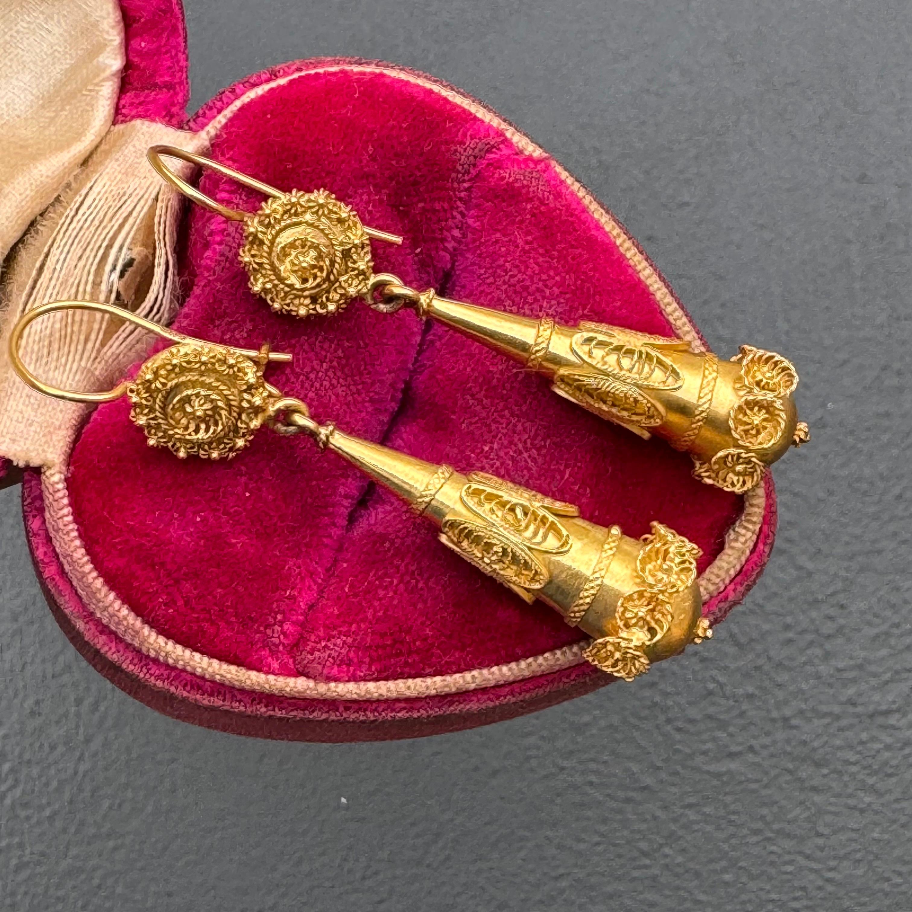 Handgefertigte Torpedo-Ohrringe aus antikem 14-karätigem Gold mit feinen filigranen Verzierungen an hohlen tropfenförmigen Anhängern. Sieht handgemacht aus, mit schönen Details rundherum.

Ende des 19. bis Anfang des 20. Jahrhunderts 
Markiert 585 (
