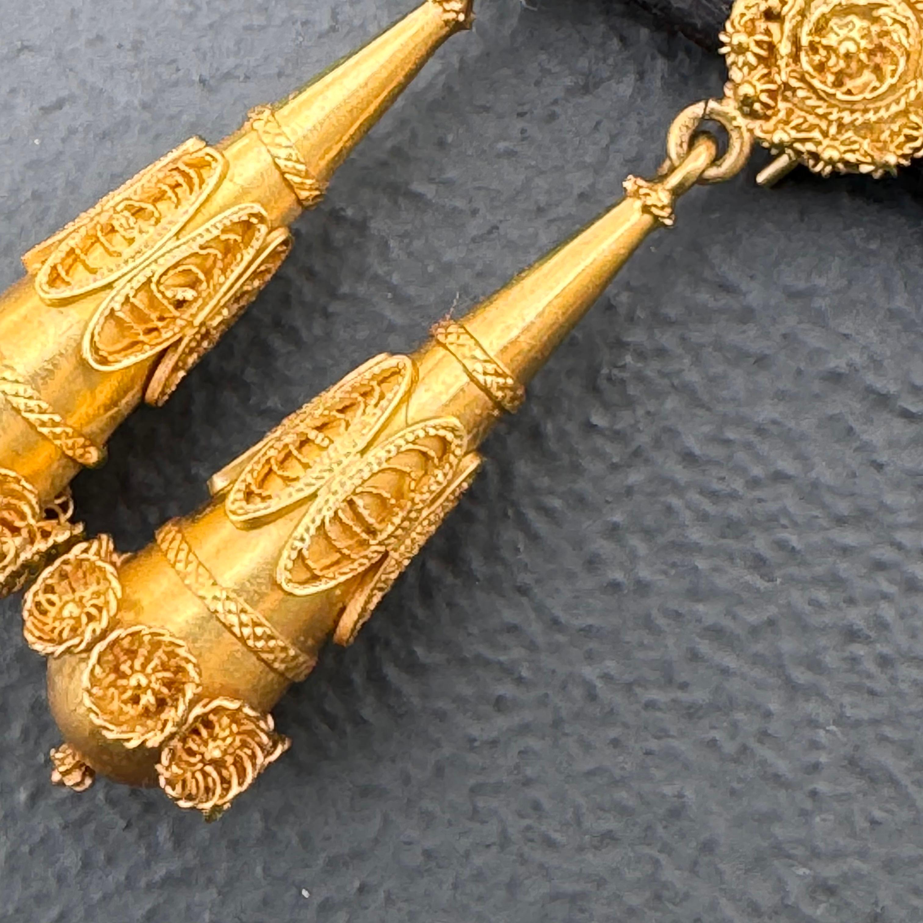 14kt gold filigree Torpedo dangle Earrings In Good Condition For Sale In Plainsboro, NJ