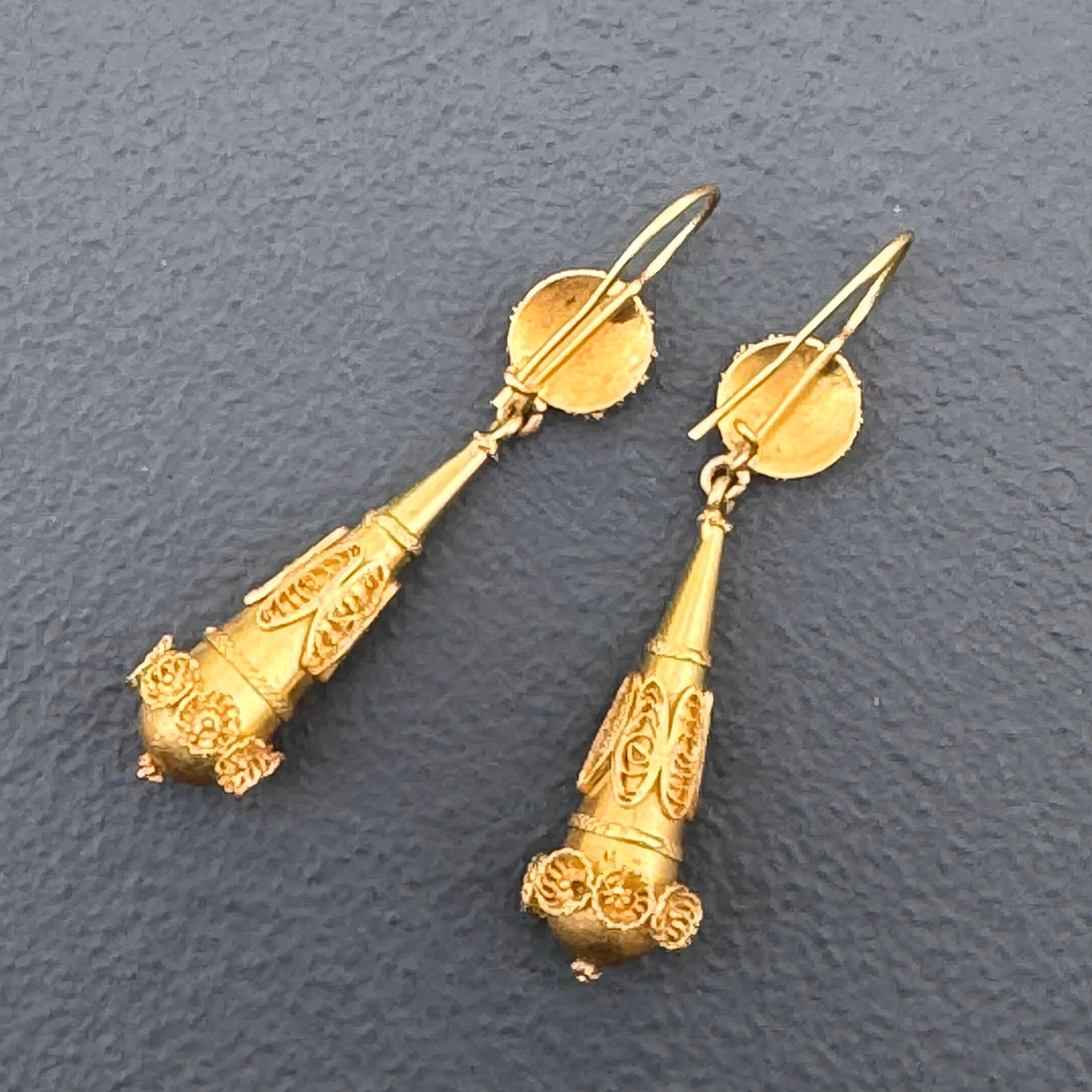 14kt gold filigree Torpedo dangle Earrings For Sale 2