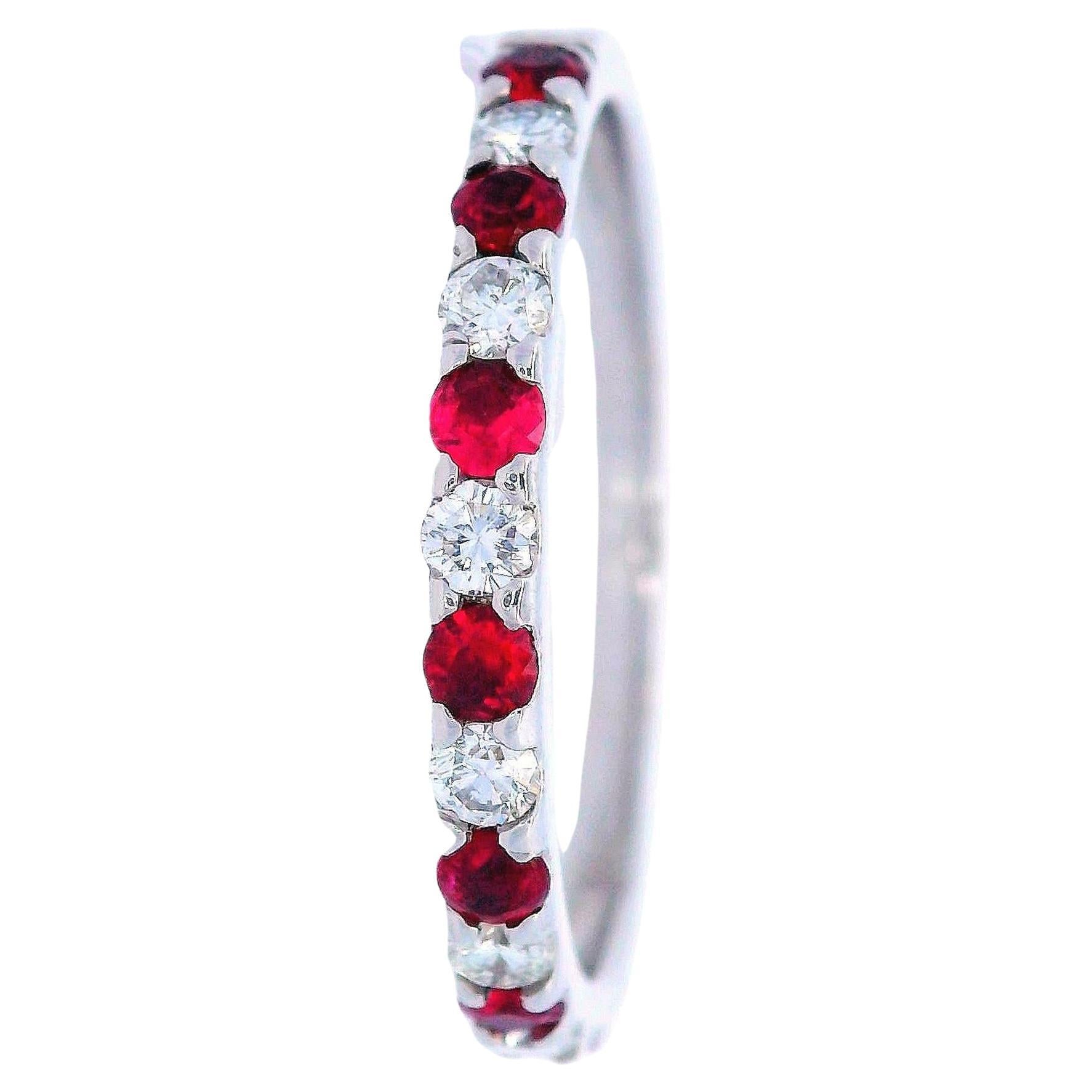 Media alianza de oro de 14 kt con rubíes y diamantes