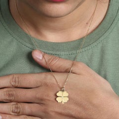 Charm a forma di trifoglio in oro 14KT con accenti di diamanti