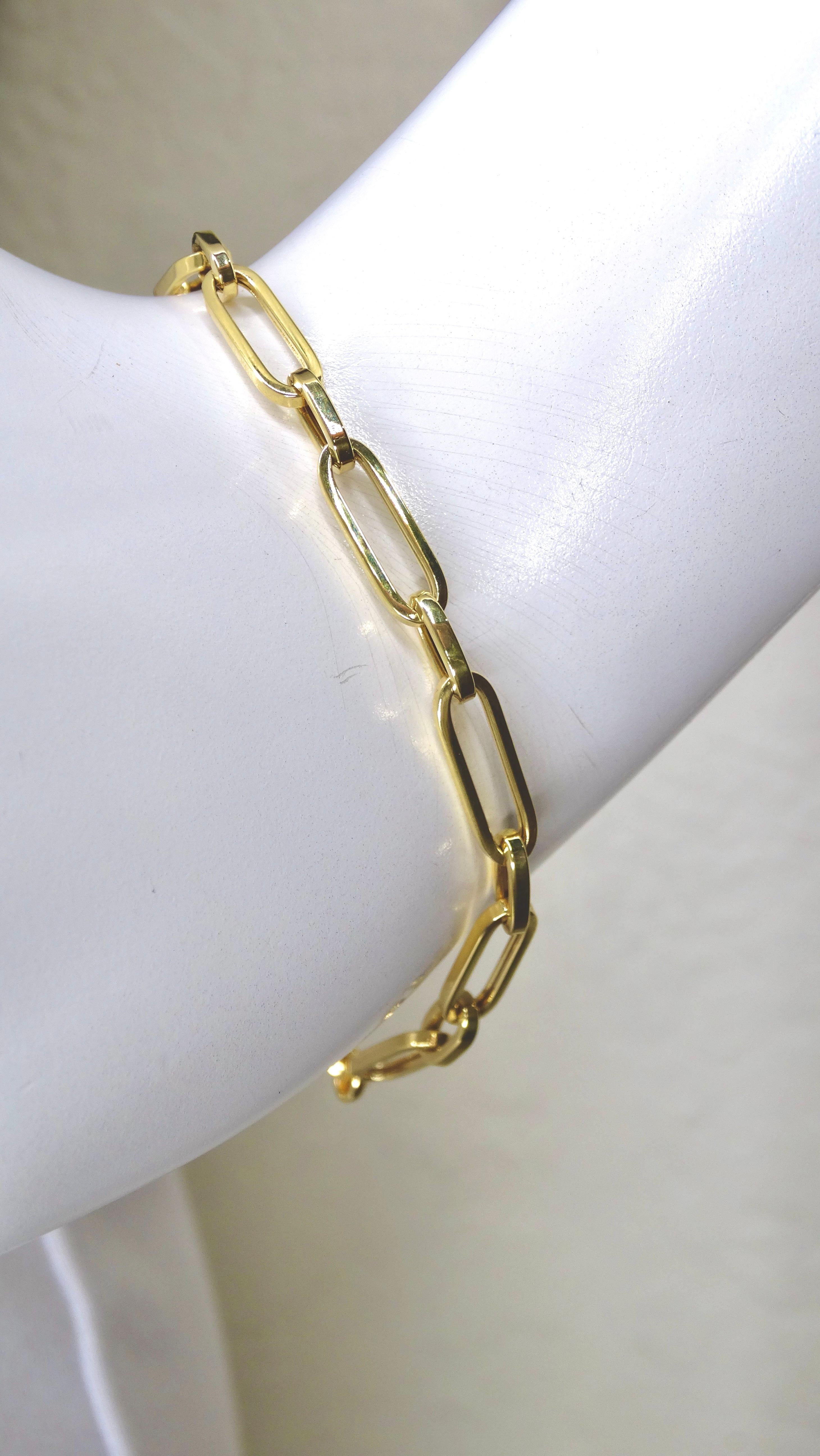 This dainty bracelet can be taken with you everyday because of its elegant design. You can't go wrong with this 14k gold link bracelet! It can be easily dressed up or down with the switch of an outfit. It would look fabulous layered with other gold