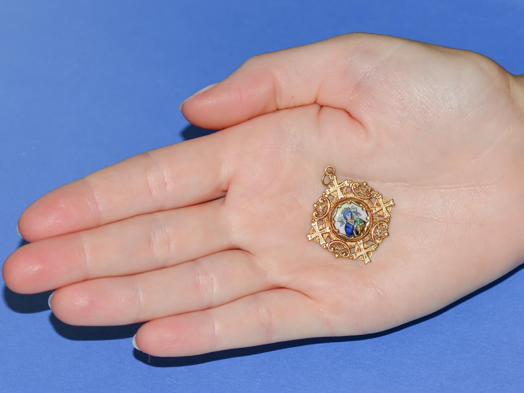 14kt Gold Pendant of Mary and Jesus c. 1940 In Excellent Condition For Sale In Stamford, CT