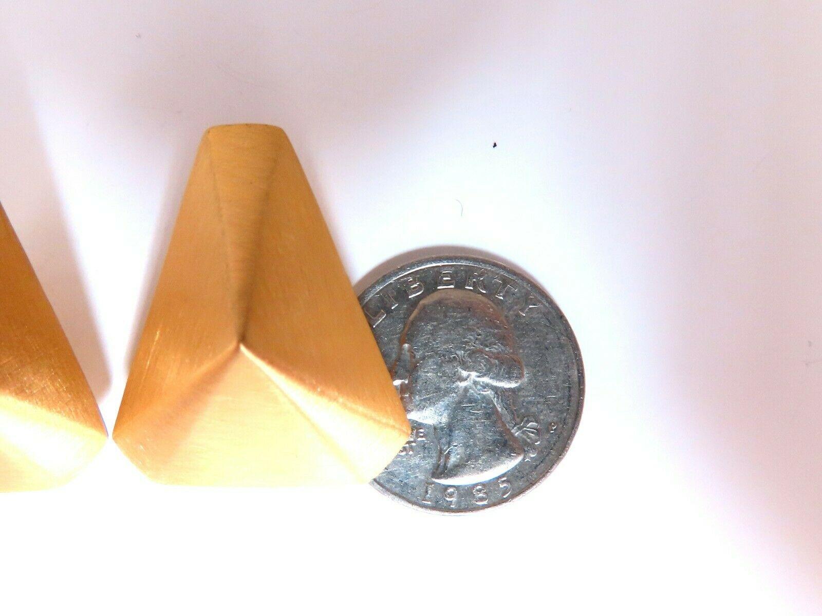 Boucles d'oreilles clip en forme de pyramide en métal brossé

Mesures des boucles d'oreilles :

1.1 x .91 Inch

Profondeur : 0,37 pouce

Clips oméga confortables

12.3 grammes / 14kt. Or jaune

Les boucles d'oreilles sont magnifiques