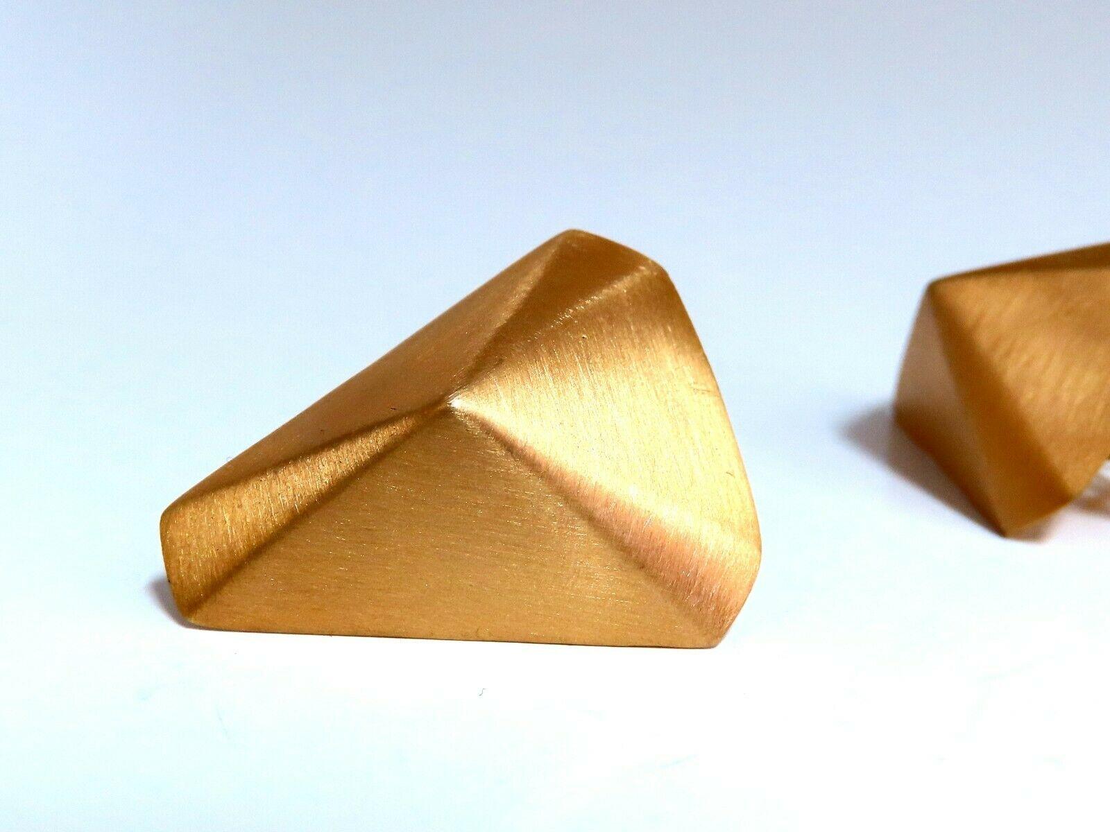 Clips d'oreilles en or 14 carats en forme de pyramide modifiée surélevée et brossée mate Neuf - En vente à New York, NY