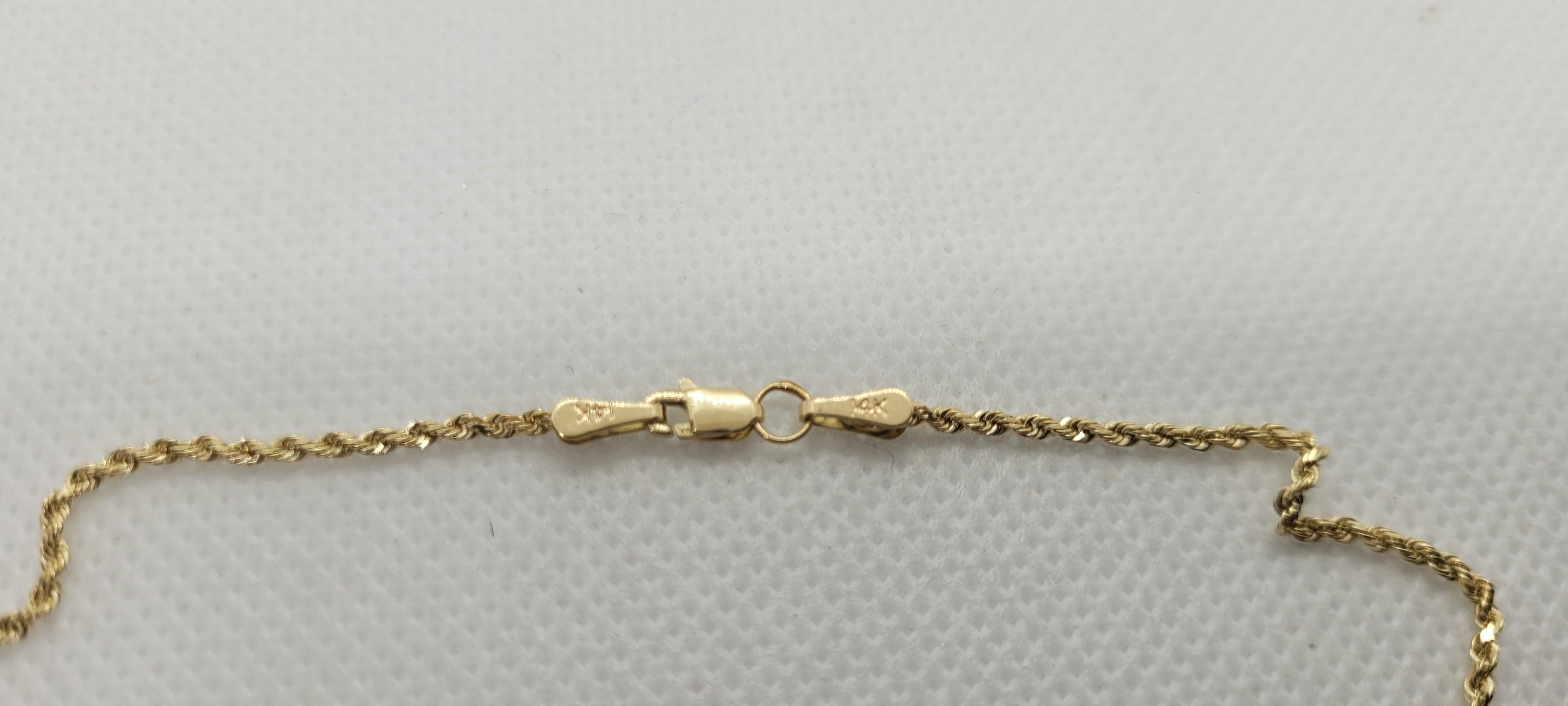 La catena in corda da 1,6 mm lunga 20 pollici in oro giallo 14 carati di Bailey, Banks & Biddle è un must per tutti gli amanti dei gioielli. La catena è fissata con una robusta chiusura a moschettone e pesa 4,8 grammi. La sua versatilità lo rende
