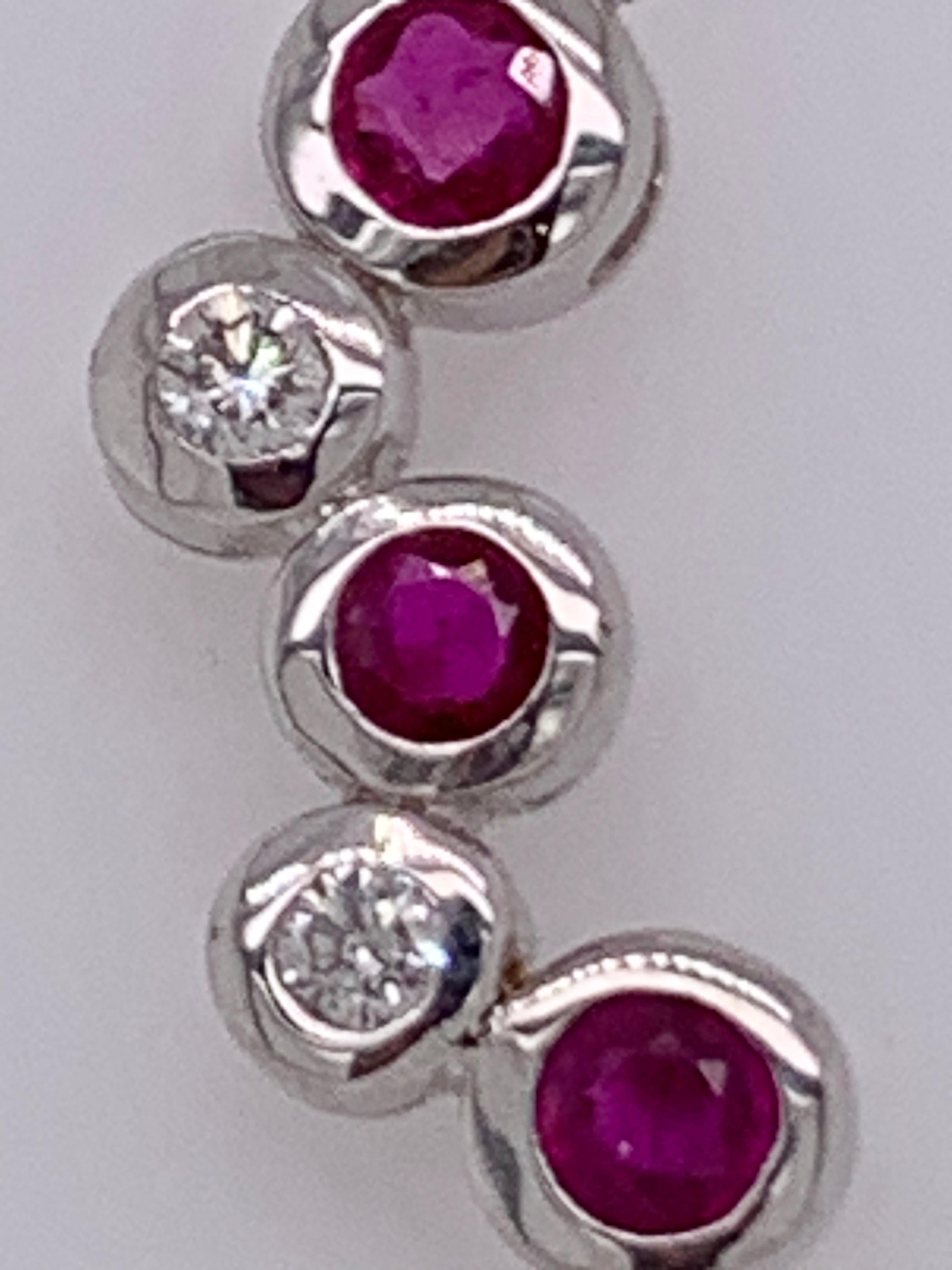 Collier en or 14 carats avec rubis et diamants, avec 3 rubis et 2 diamants ronds en vente 1