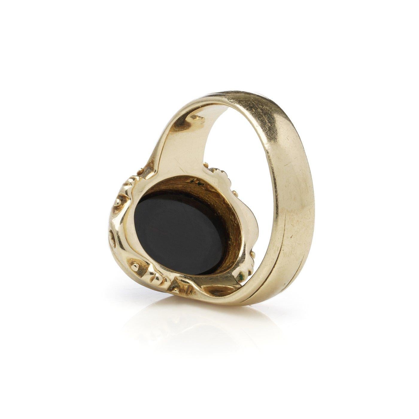 Anello con sigillo in oro giallo 14kt con un pannello di sardonice finemente intagliato e inciso con un dettagliato stemma di famiglia. 

La gemma di sardonice mostra i classici strati contrastanti, esaltando la definizione dello stemma inciso.