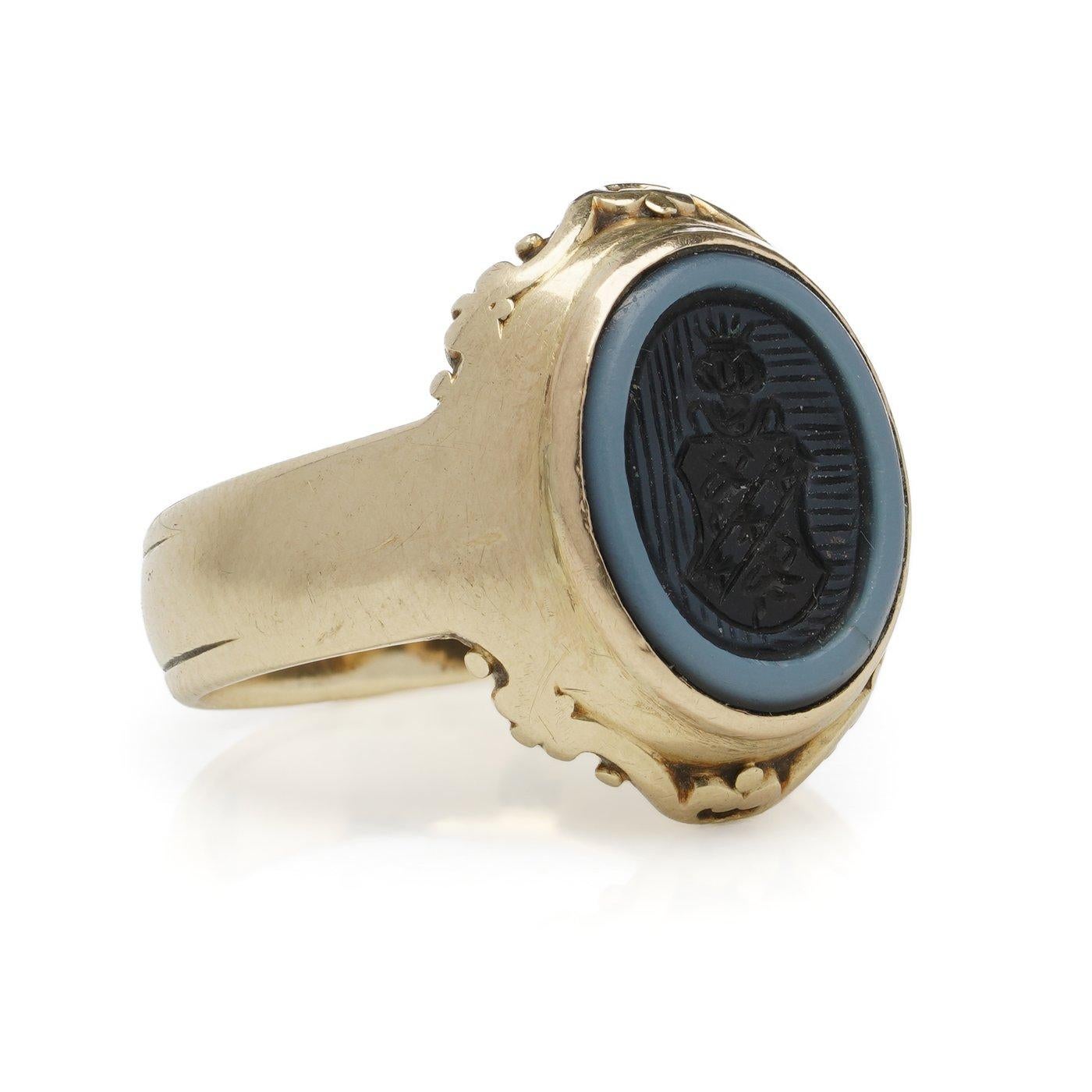 Anello con sigillo in sardonica d'oro 14kt con stemma di famiglia inciso In condizioni buone in vendita a Braintree, GB