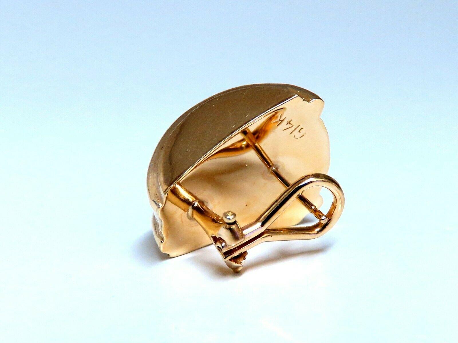 Boucles d'oreilles à pince avec rangée oblique et cadre

Mesures : 

.63 x .79 pouces

Profondeur : .34inch

Clips oméga confortables

5.2 grammes / 14kt. Or jaune

Les boucles d'oreilles sont magnifiques