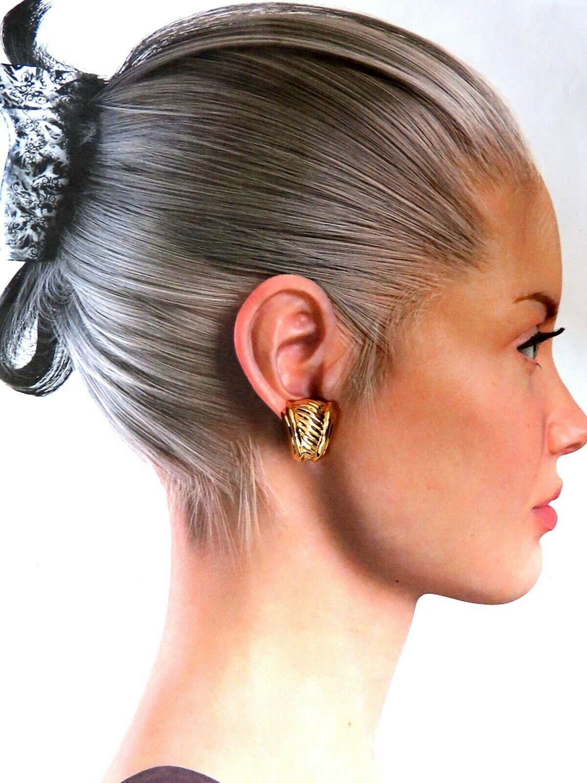 Clips d'oreilles en or 14 carats avec cadre en forme de rangée de lanières en vente 1