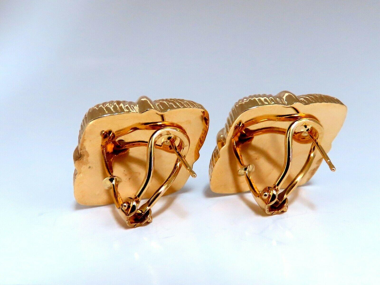 Texturierte Clip-Ohrringe

Abmessungen der Ohrringe:

Abmessungen: 

.86 x .85 Zoll

Tiefe: .23inch

Bequeme Omega-Clips

9.3 Gramm / 14kt. Gelbgold

Ohrringe sind wunderschön gemacht