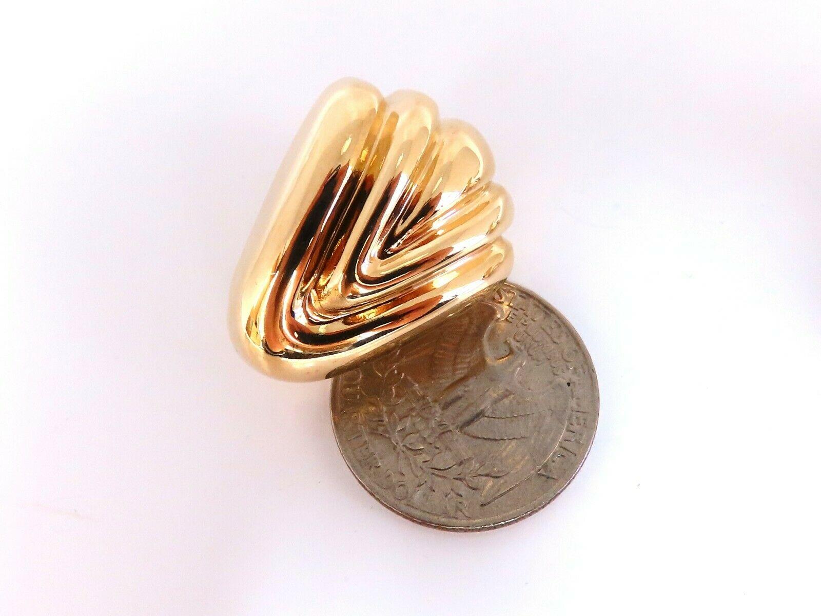Strukturierte Ikonische Clip-Ohrringe aus 18 Karat Gold von Omega im Zustand „Neu“ im Angebot in New York, NY