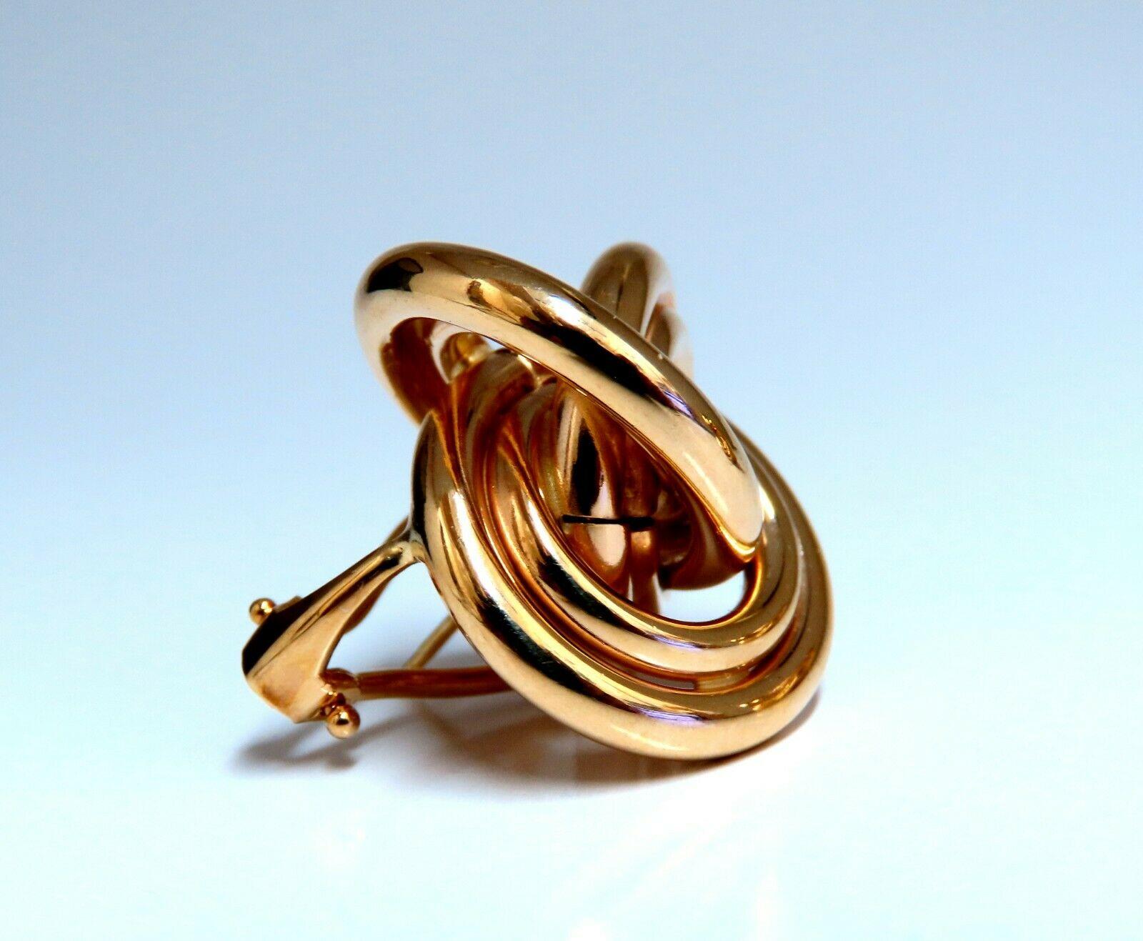 14 Karat Gold Textured Interlocking Tri Tubular Clip Earrings In New Condition For Sale In New York, NY