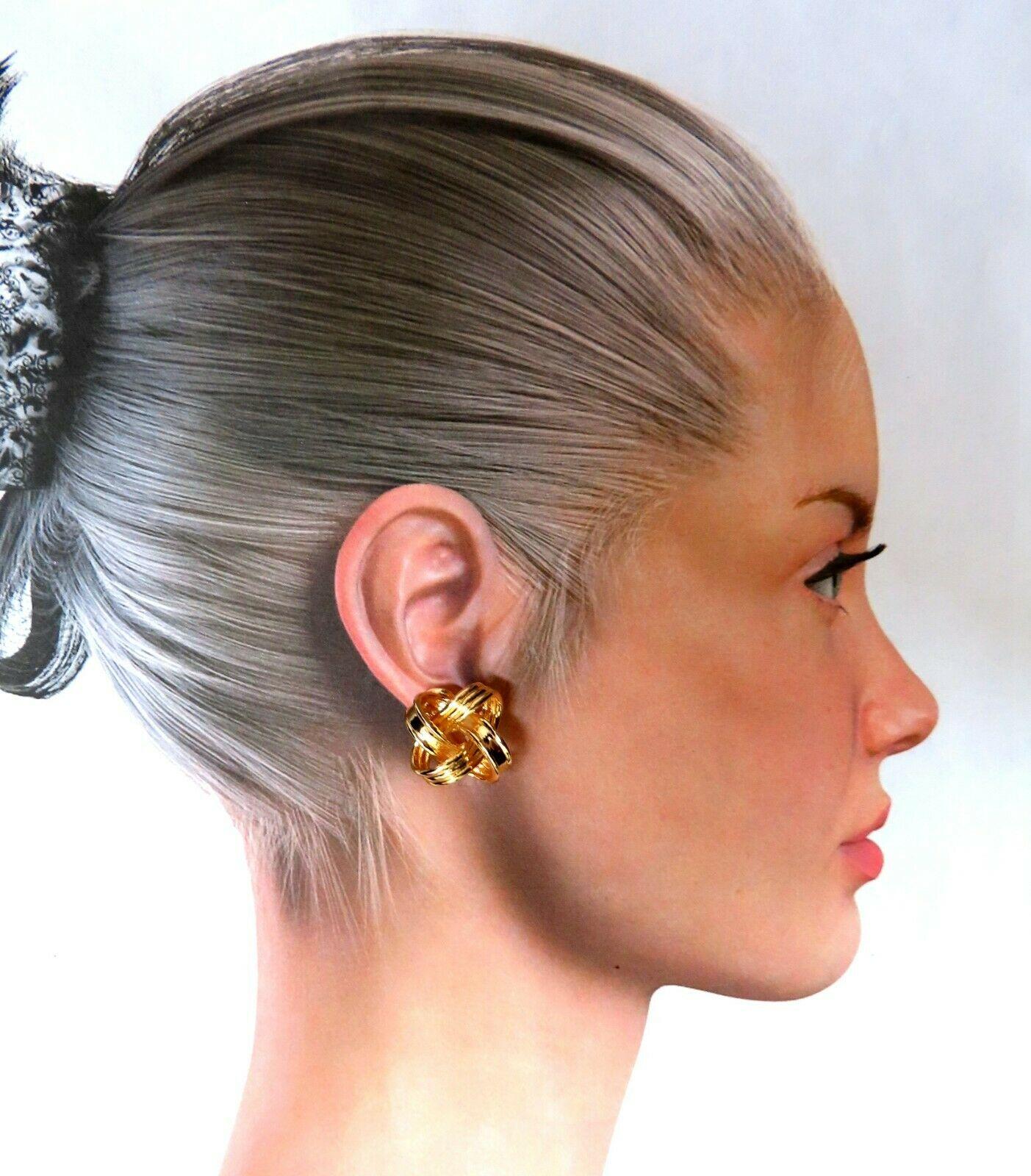 14 Karat Gold Textured Inverted Knot Clip Earrings In New Condition For Sale In New York, NY