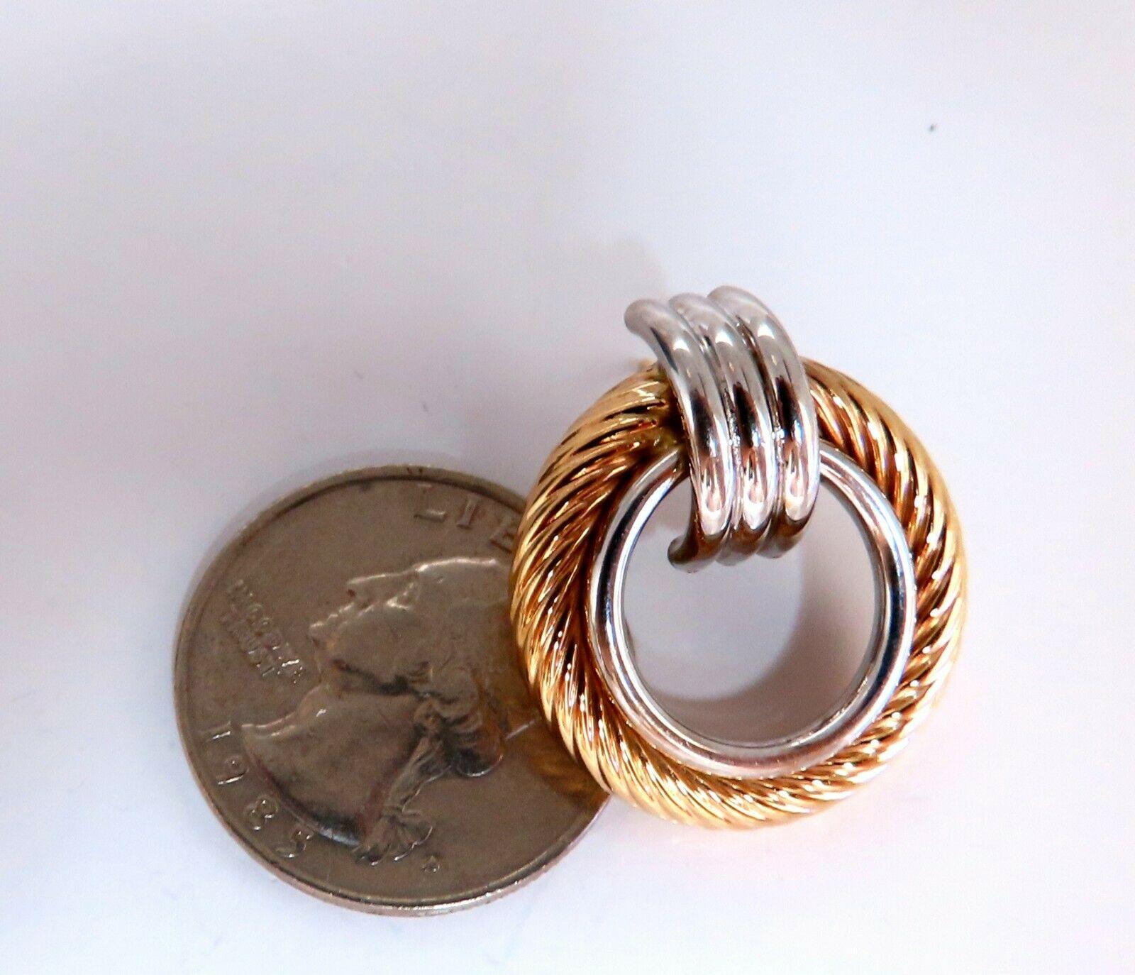 Pendientes tubulares de cuerda retorcida Knocker

Medidas: 

1,04 x 0,92 Pulgada

Profundidad: .20inch

Cómodos Push backs de mariposa

5,8 gramos / 14kt. Oro amarillo

Los pendientes son preciosos