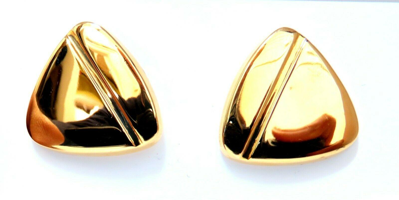 Triangular Button Earrings

Measurements of Earrings:

25 x 25mm 

7.3 grams / 14kt. yellow gold

Earrings are gorgeous made