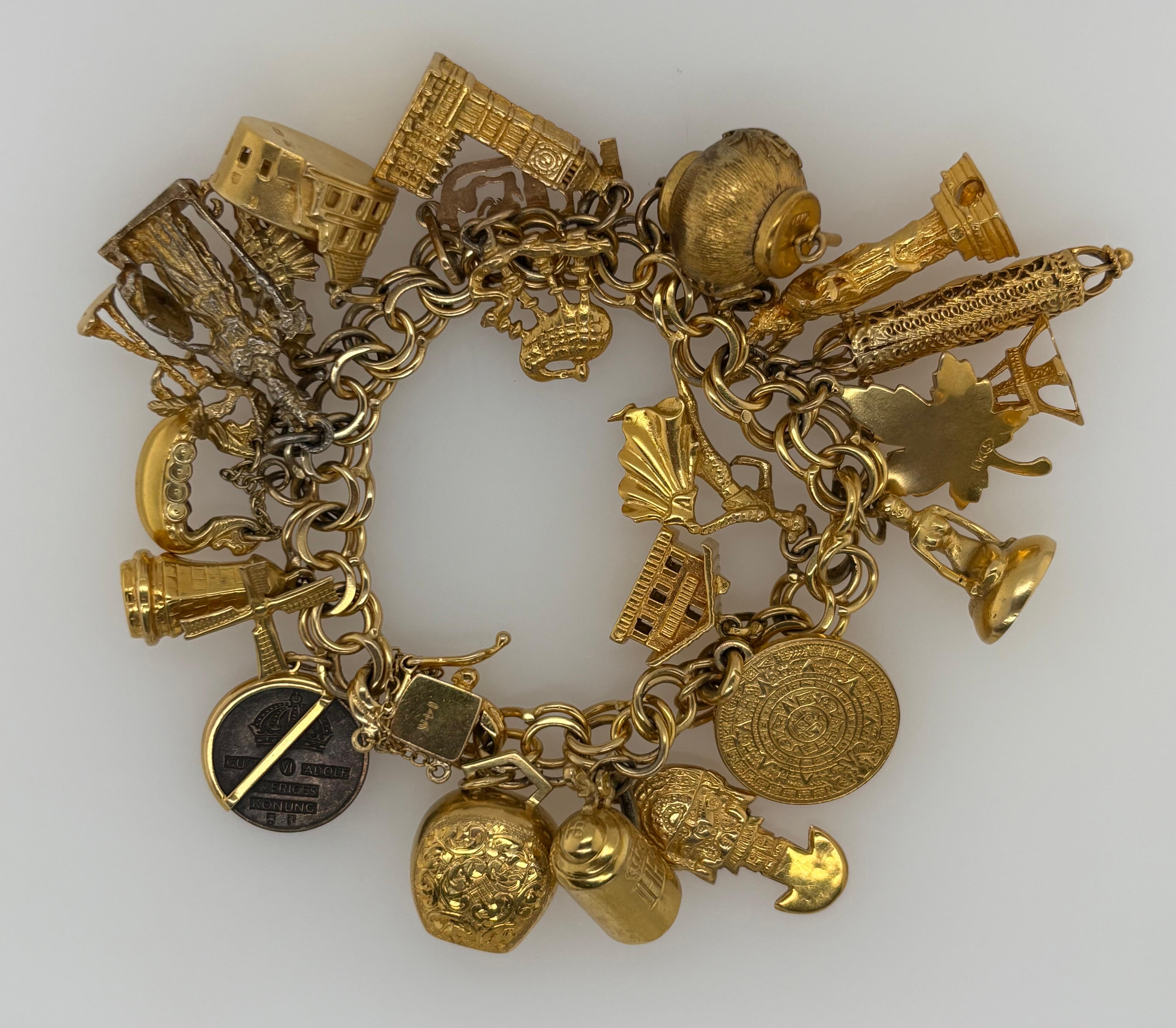 Bracelet à breloques World Traveler en or 14kt, années 1950,  22 charmes en vente 5