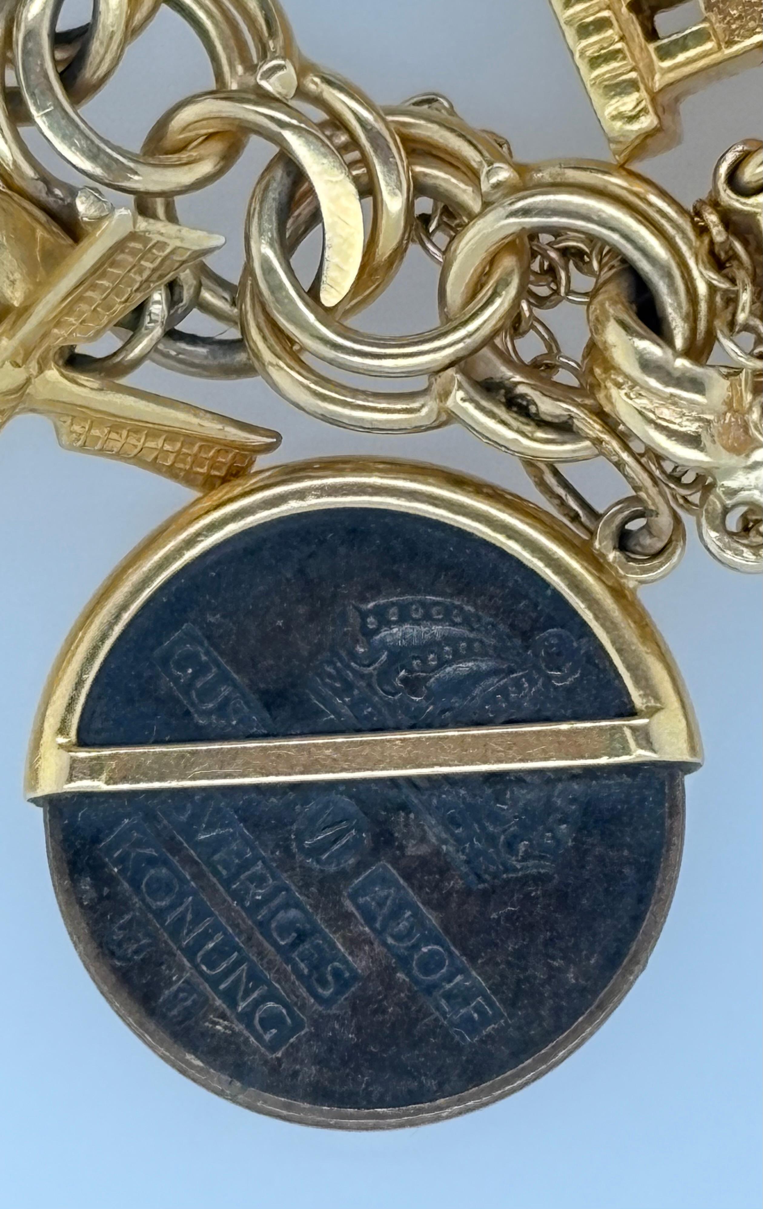 Bracelet à breloques World Traveler en or 14kt, années 1950,  22 charmes en vente 6