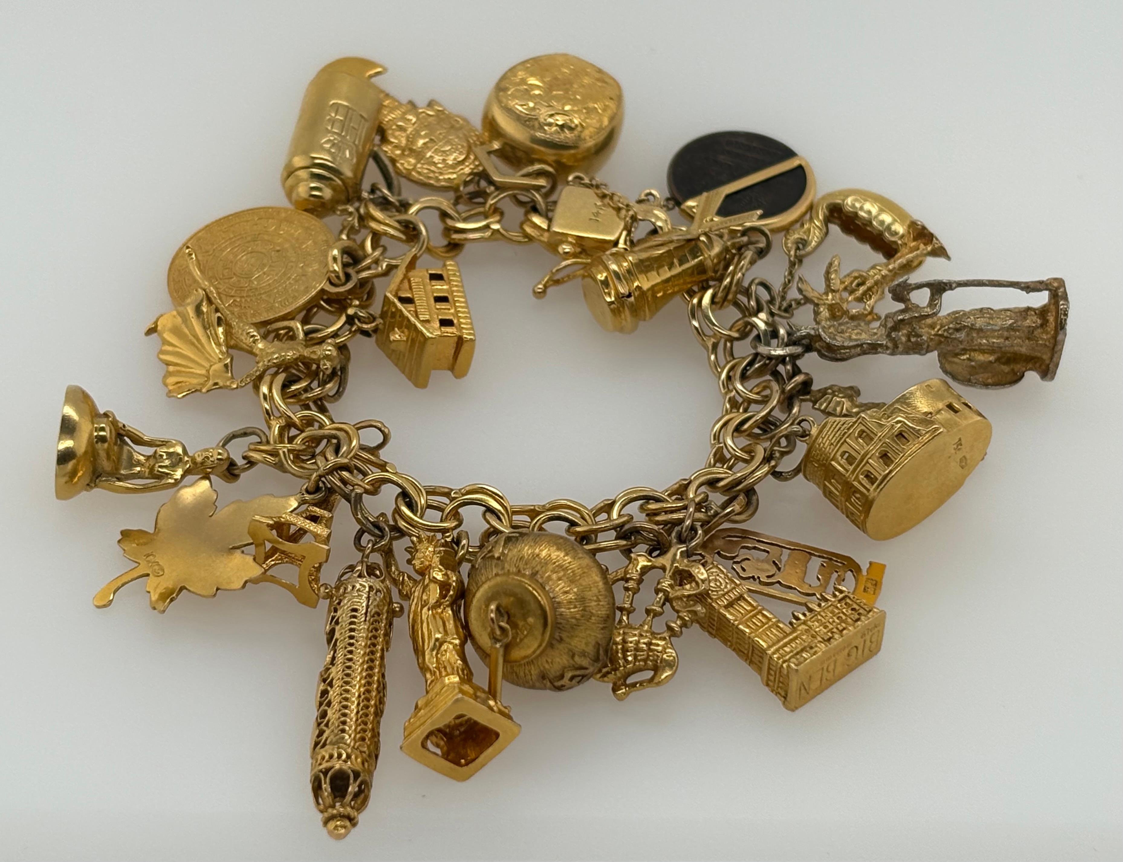 Bracelet à breloques World Traveler en or 14kt, années 1950,  22 charmes en vente 7