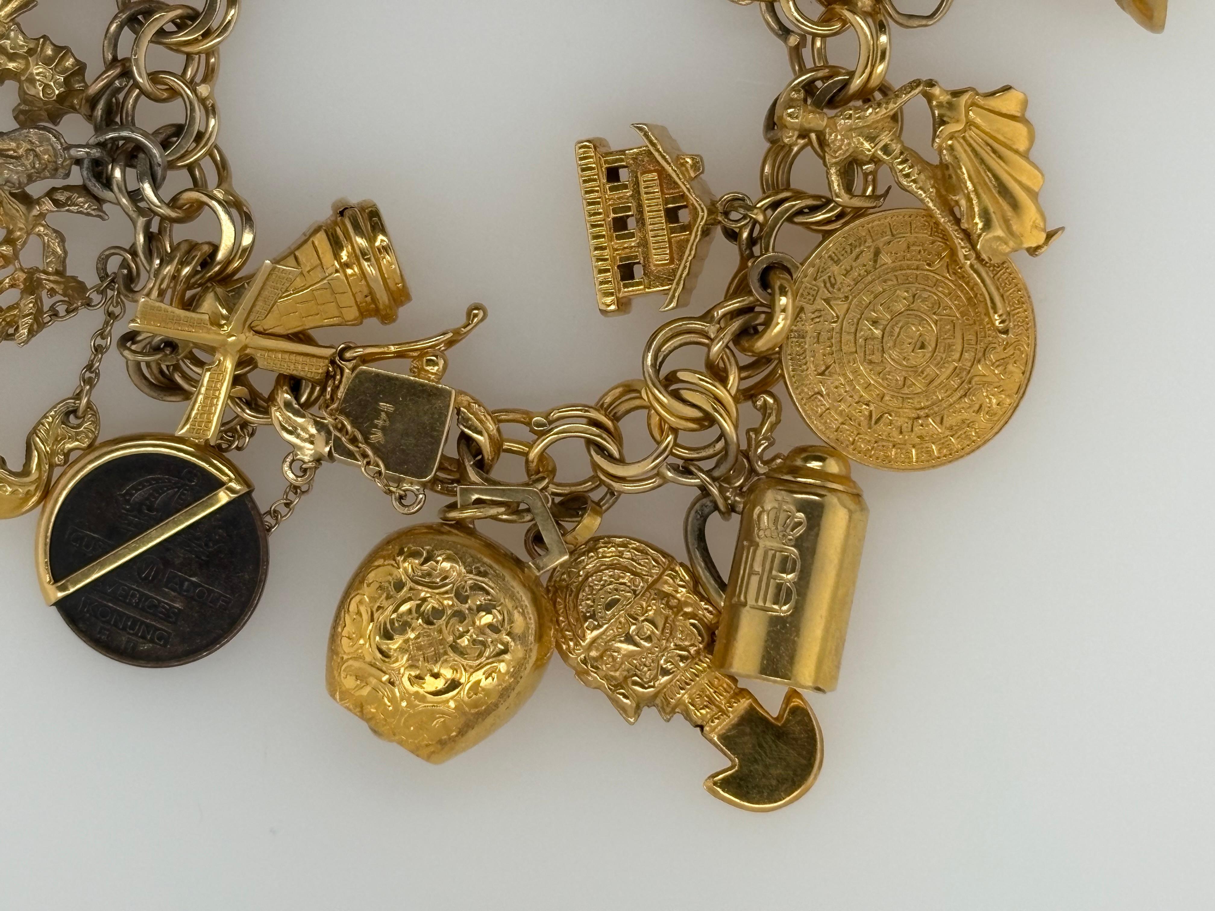 Bracelet à breloques World Traveler en or 14kt, années 1950,  22 charmes en vente 9