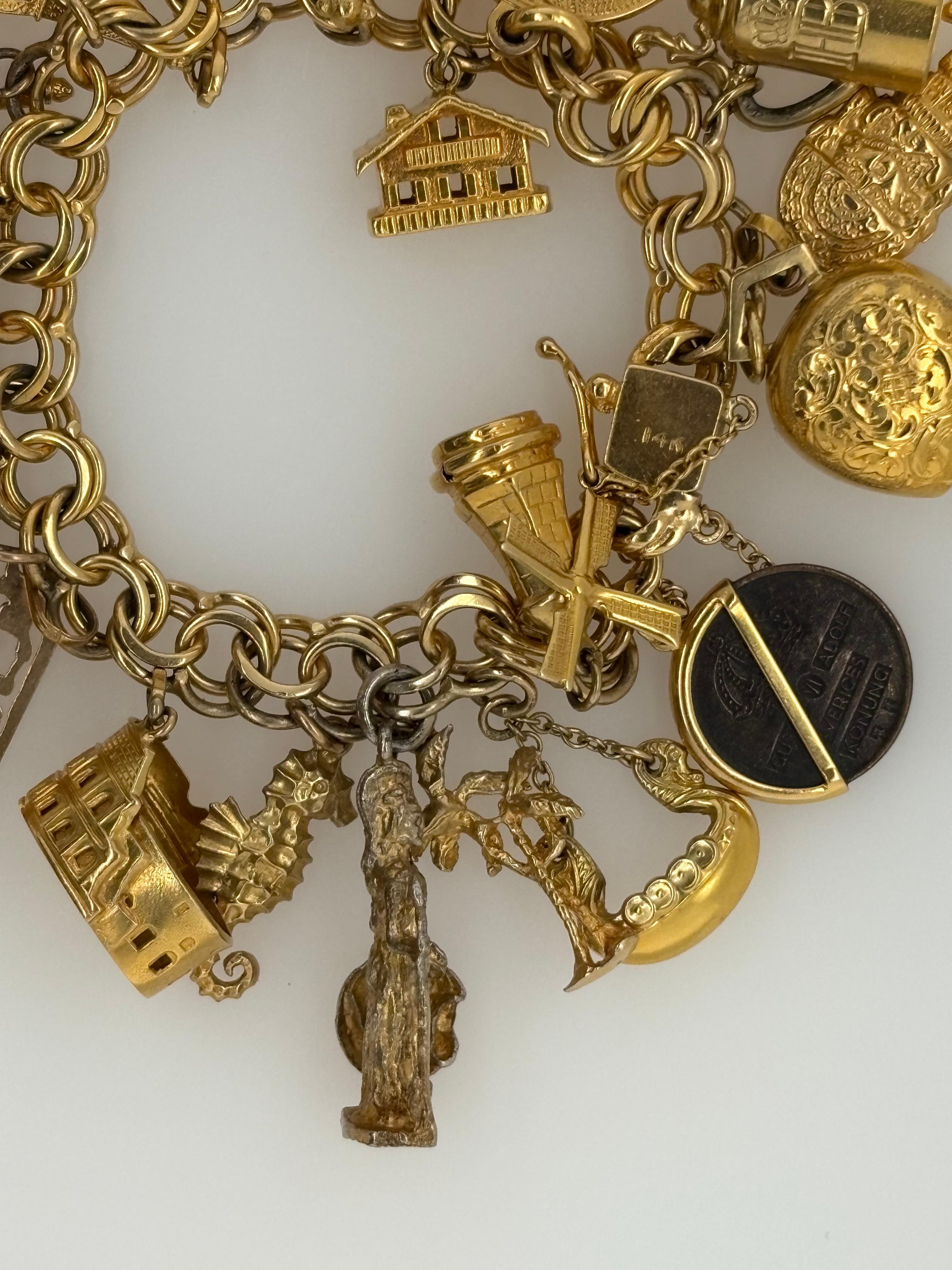 Bracelet à breloques World Traveler en or 14kt, années 1950,  22 charmes en vente 10