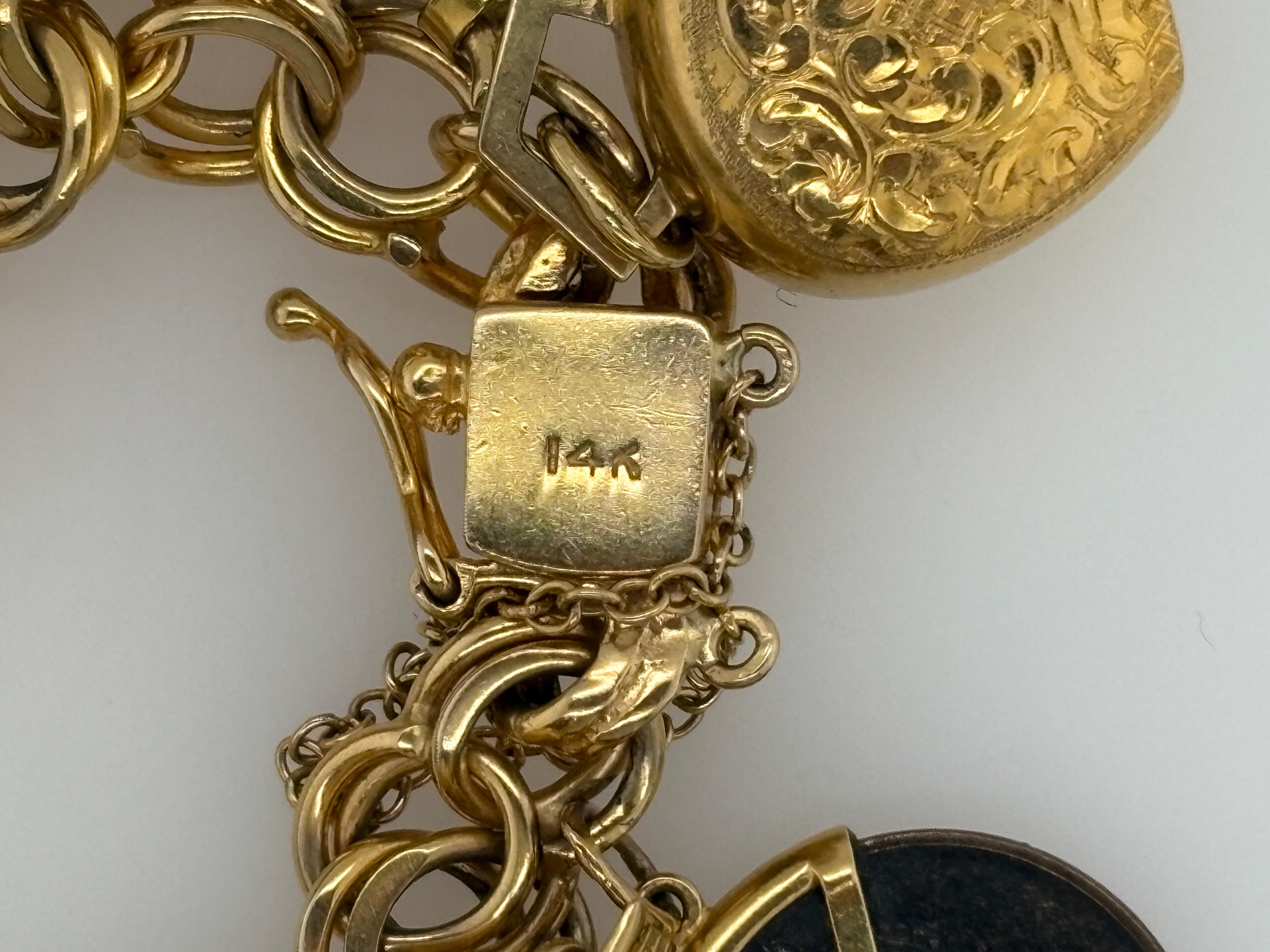 Bracelet à breloques World Traveler en or 14kt, années 1950,  22 charmes en vente 11