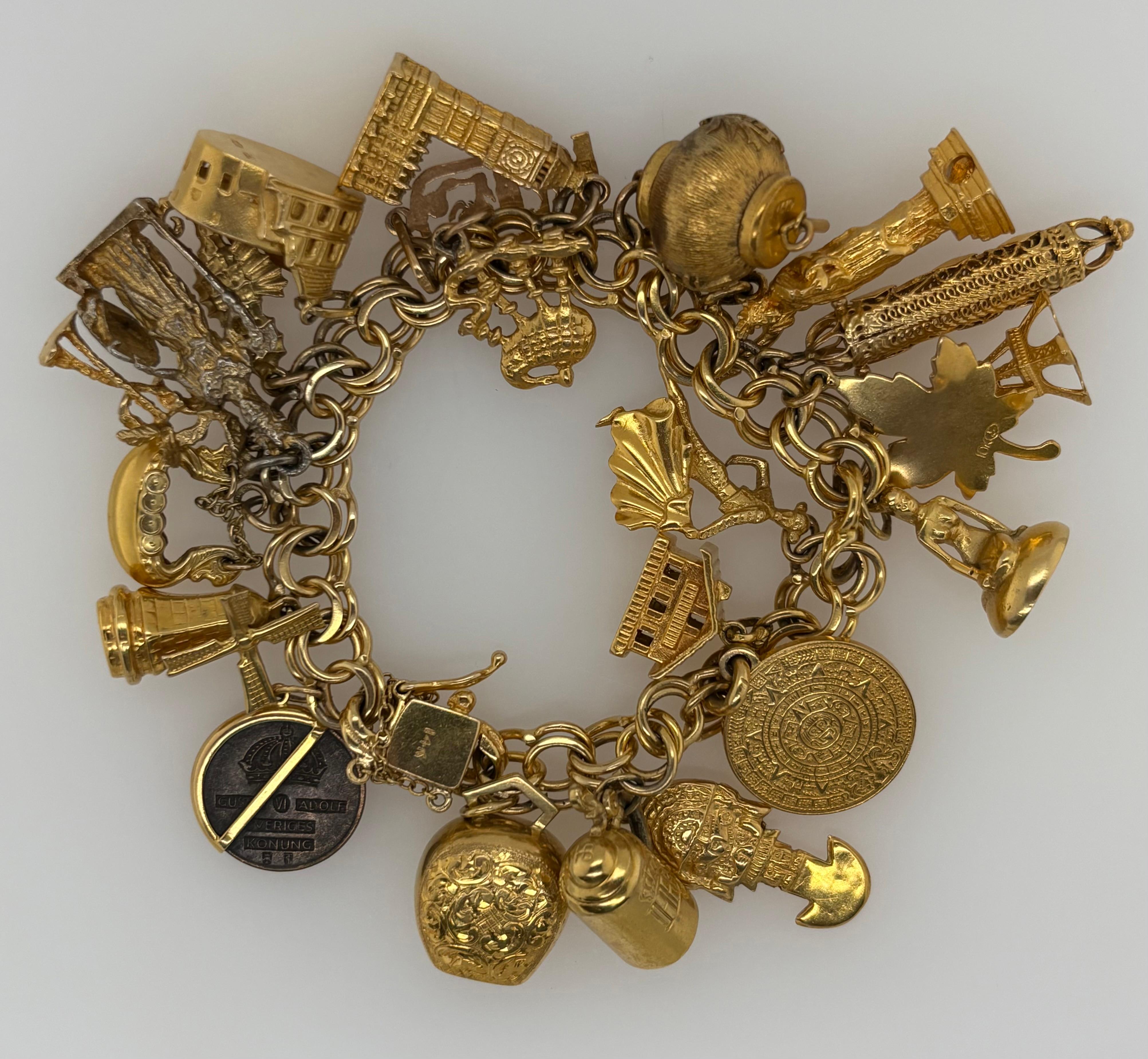 Bracelet à breloques World Traveler en or 14kt, années 1950,  22 charmes

Un étonnant bracelet en or 14k, façonné avec une élégance intemporelle qui équilibre luxe délicat et riche récit. Le bracelet comporte 22 charmes détaillés, chacun