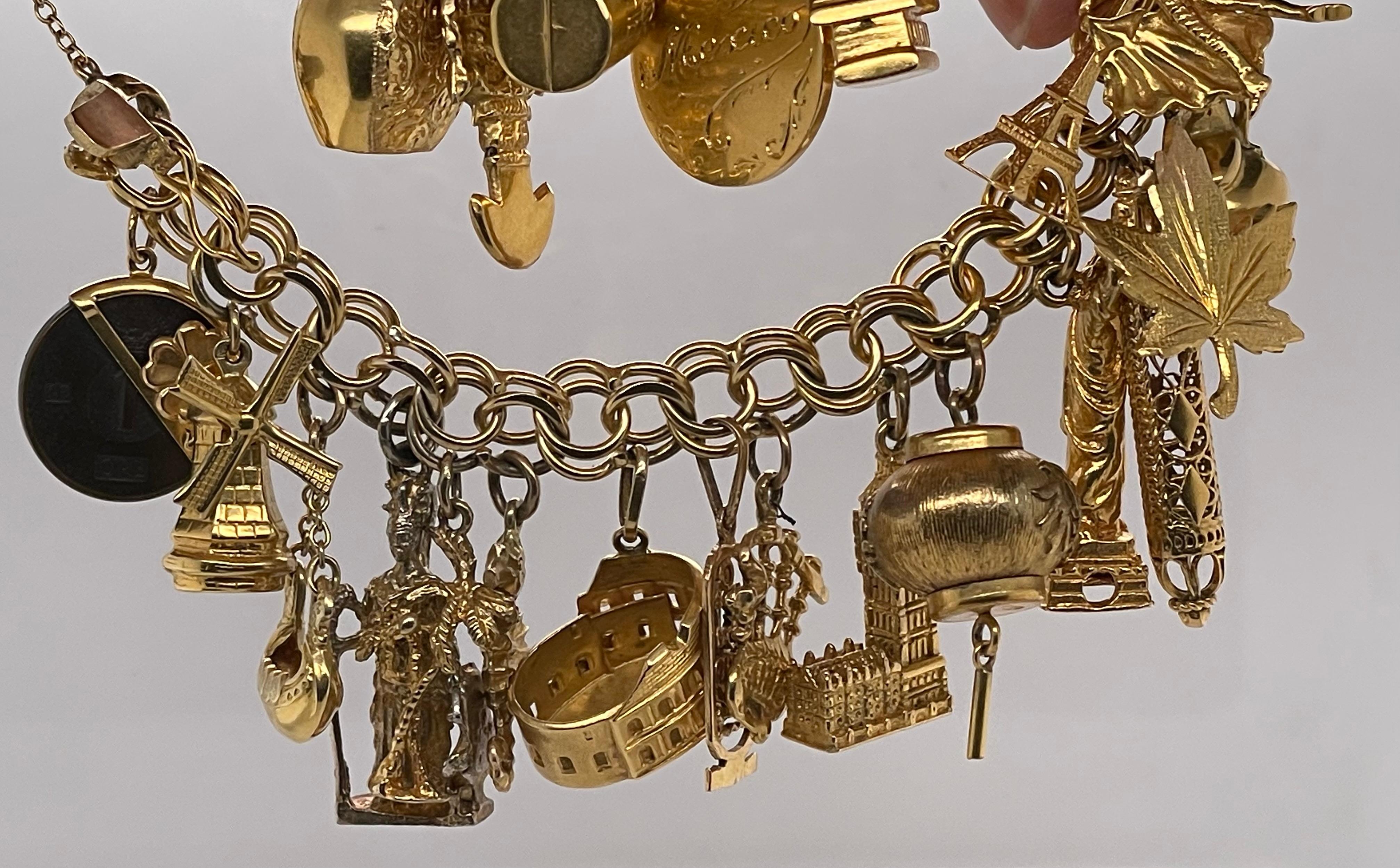 Après-guerre Bracelet à breloques World Traveler en or 14kt, années 1950,  22 charmes en vente