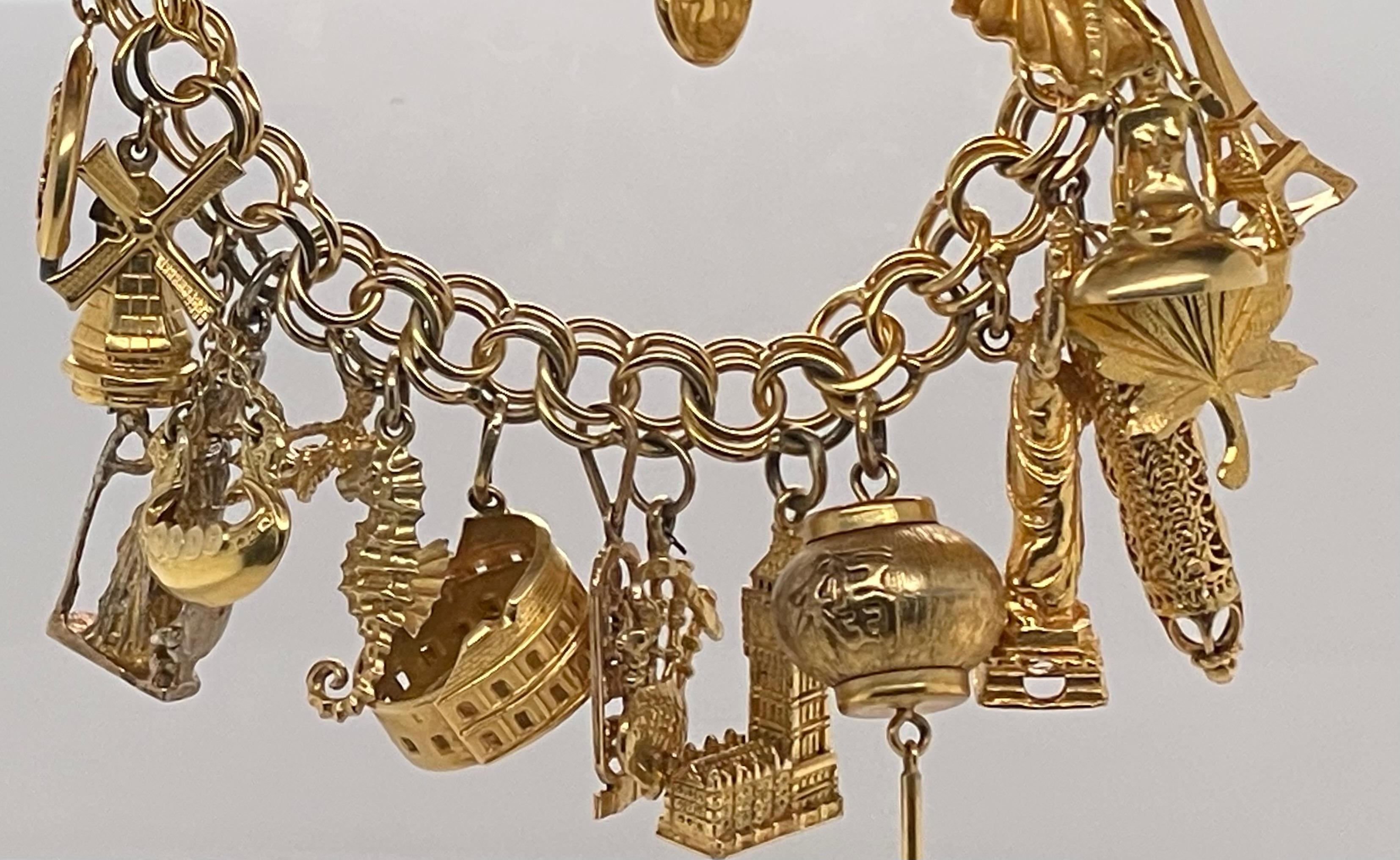 Bracelet à breloques World Traveler en or 14kt, années 1950,  22 charmes Unisexe en vente