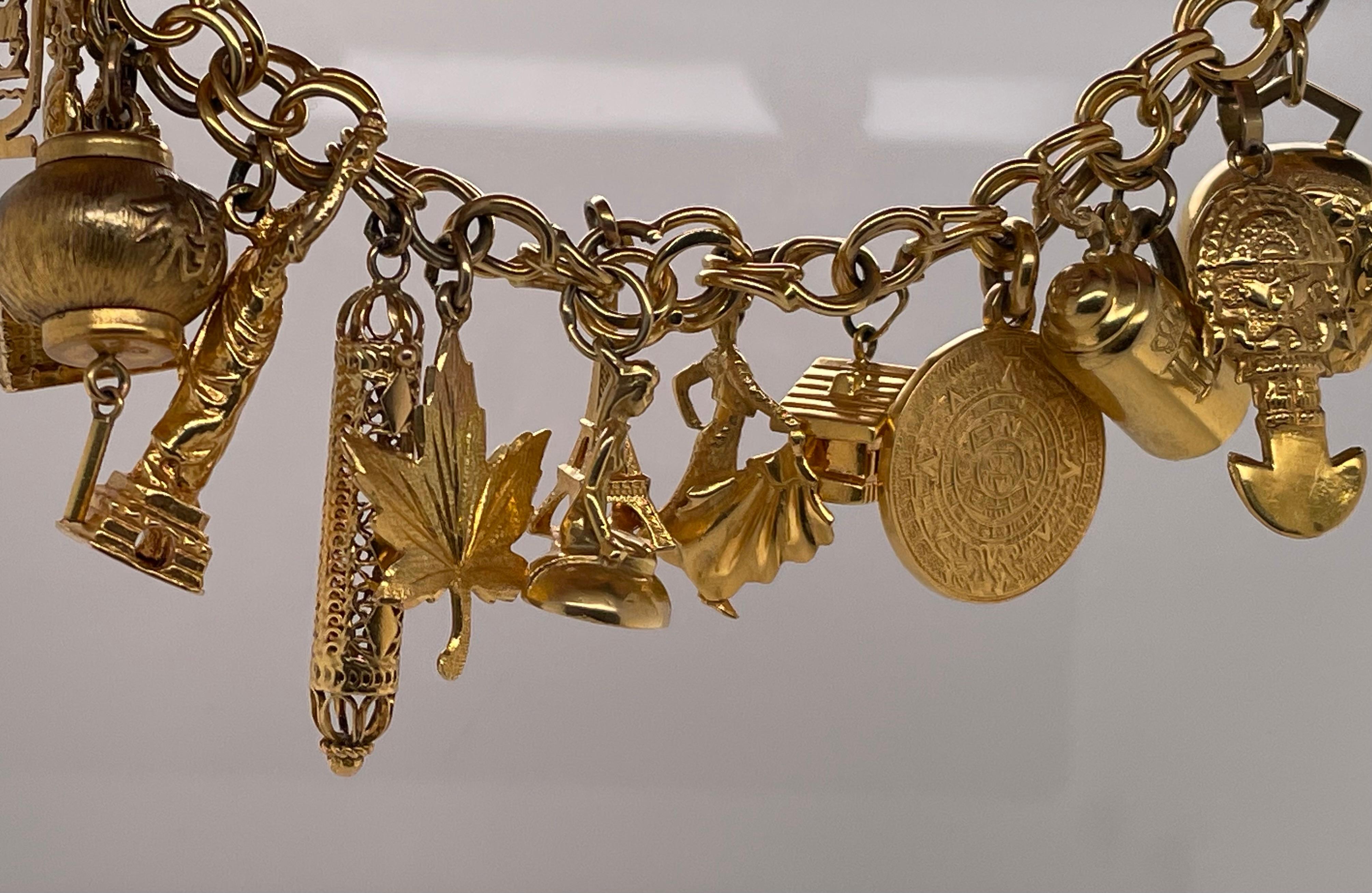 Bracelet à breloques World Traveler en or 14kt, années 1950,  22 charmes en vente 1
