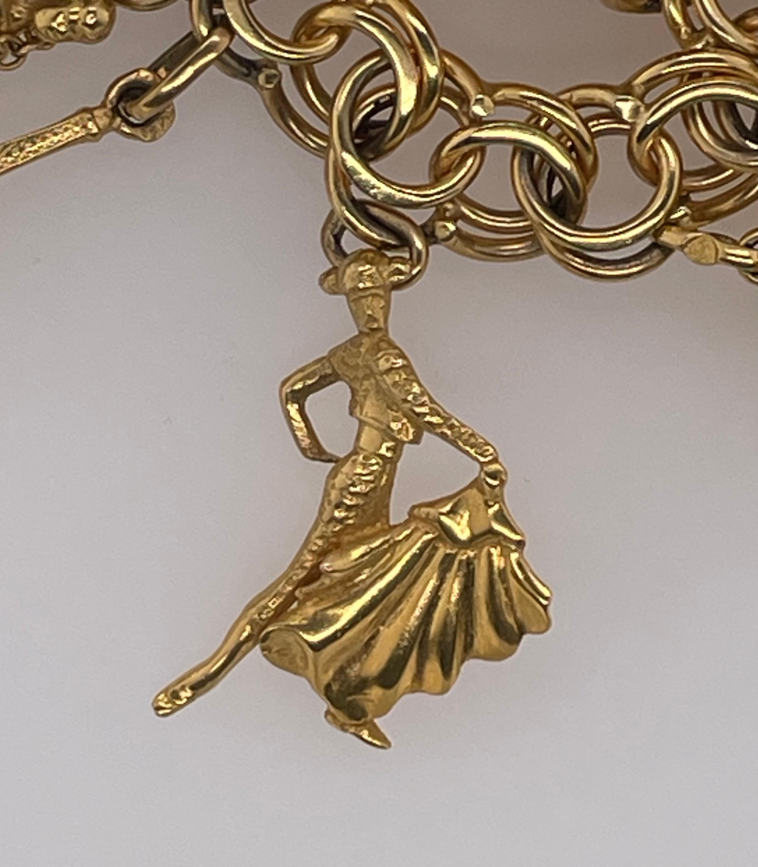 Bracelet à breloques World Traveler en or 14kt, années 1950,  22 charmes en vente 2