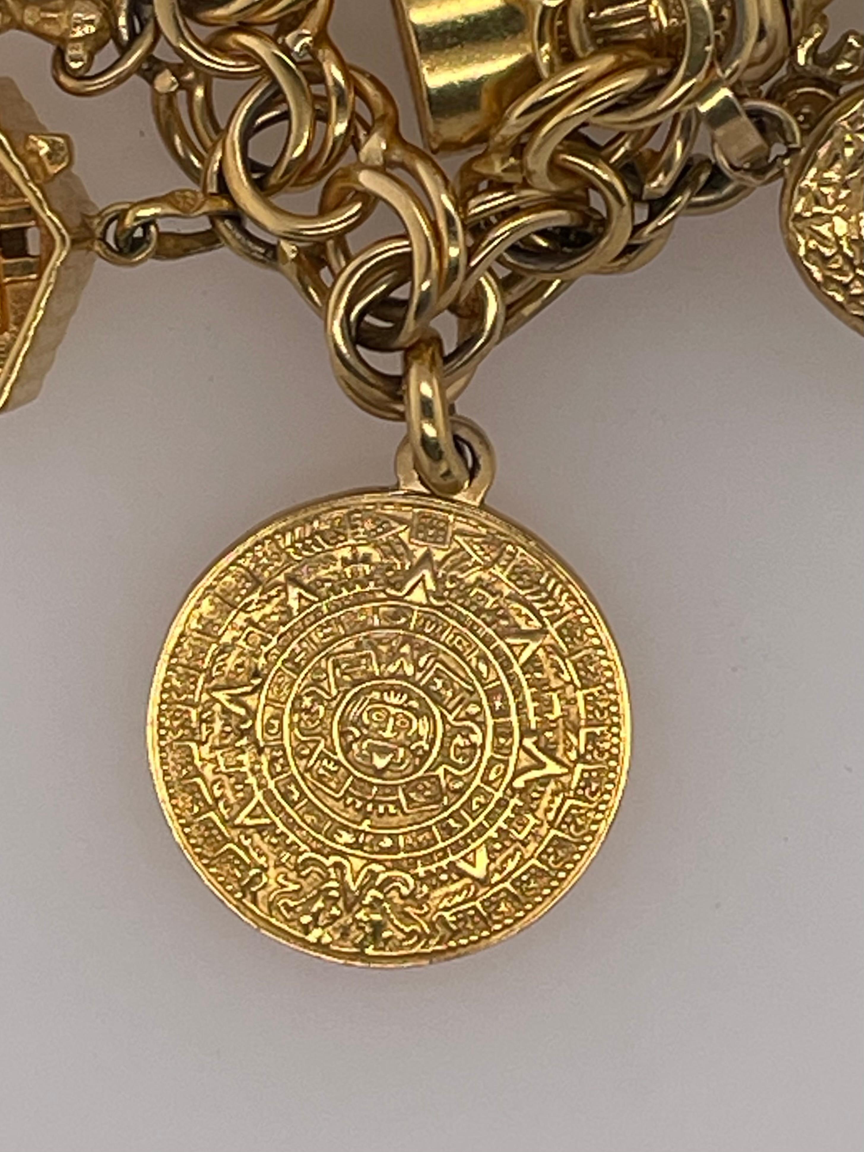 Bracelet à breloques World Traveler en or 14kt, années 1950,  22 charmes en vente 3