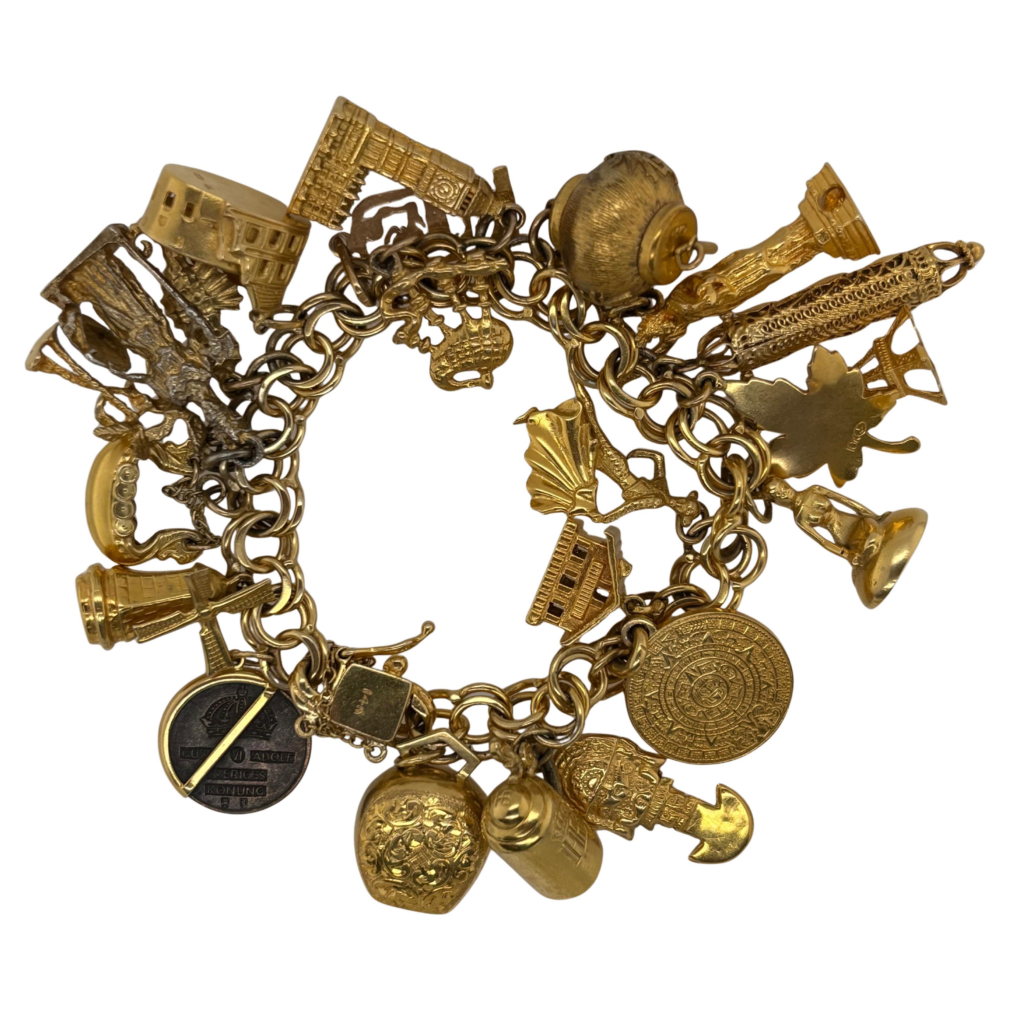 Bracelet à breloques World Traveler en or 14kt, années 1950,  22 charmes en vente